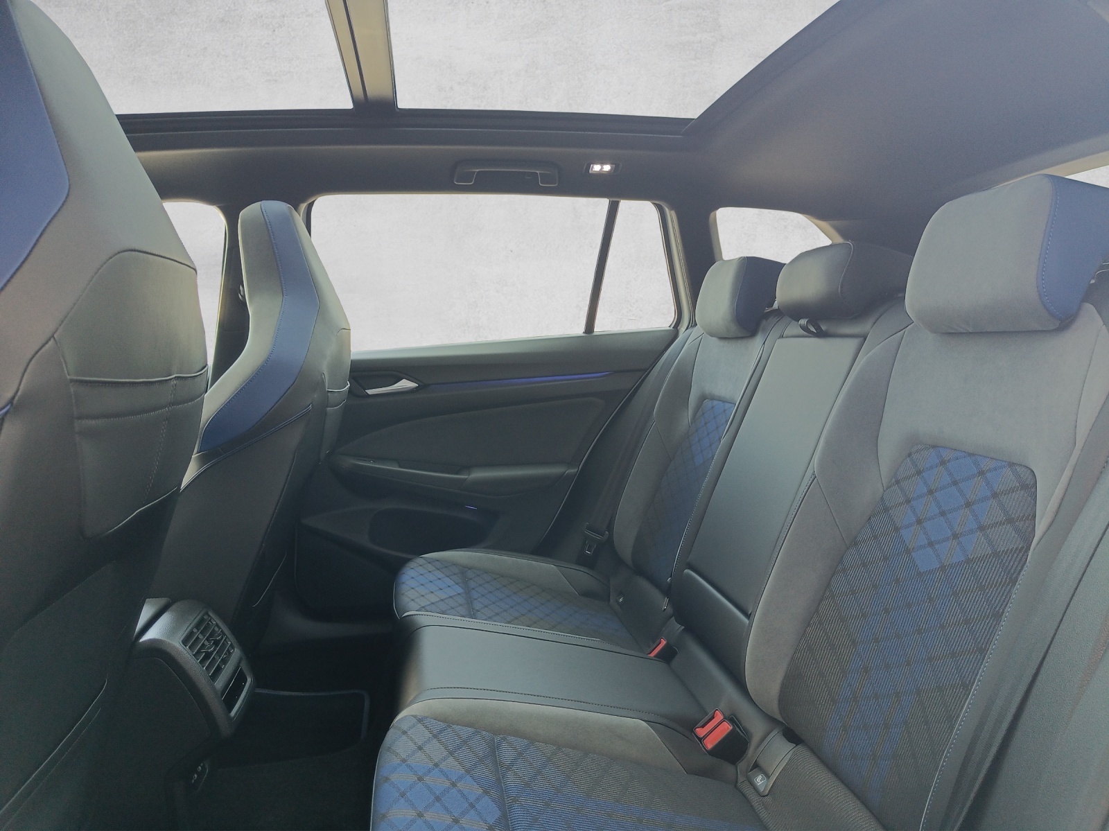 VW Golf VIII Variant 2.0 TSI R DSG 4motion*8-Fach Reifen*-image-14