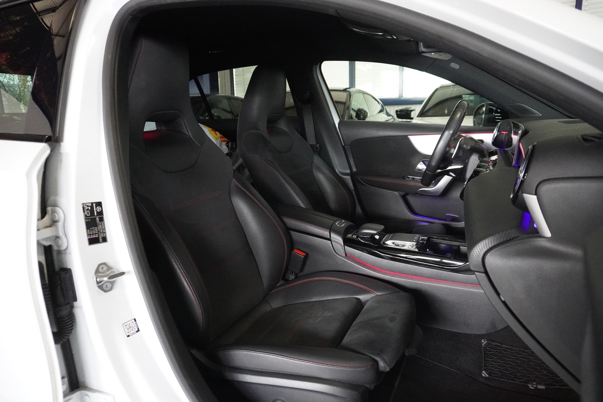 MERCEDES-BENZ A 35 AMG 4Matic Speedshift-image-9