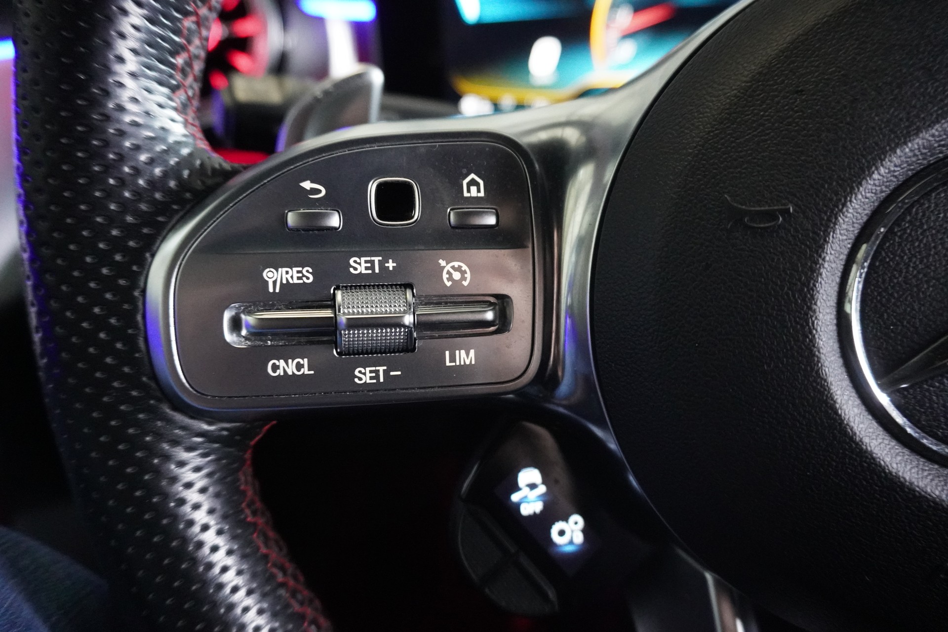 MERCEDES-BENZ A 35 AMG 4Matic Speedshift-image-12