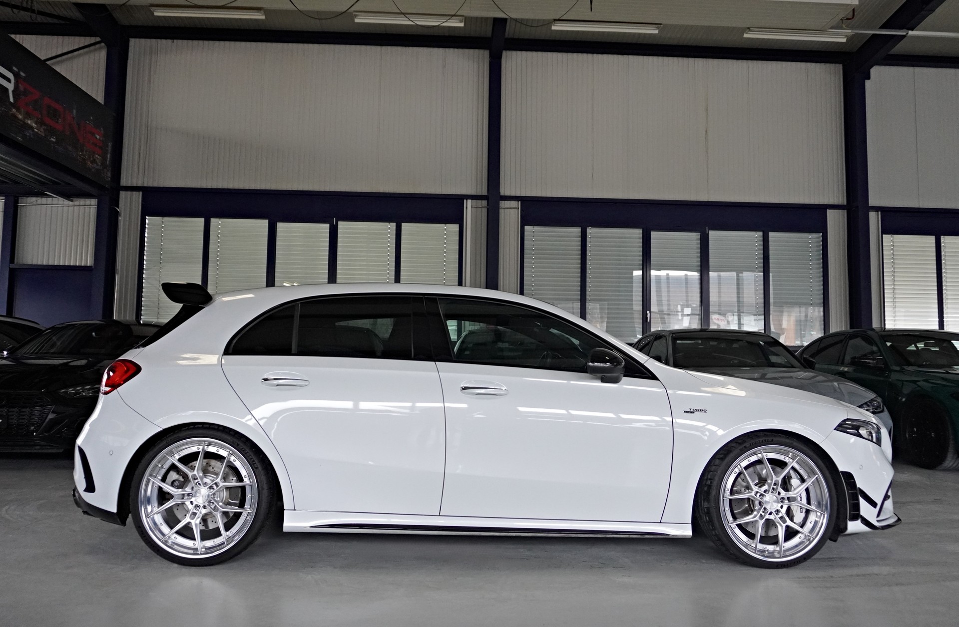 MERCEDES-BENZ A 35 AMG 4Matic Speedshift-image-2