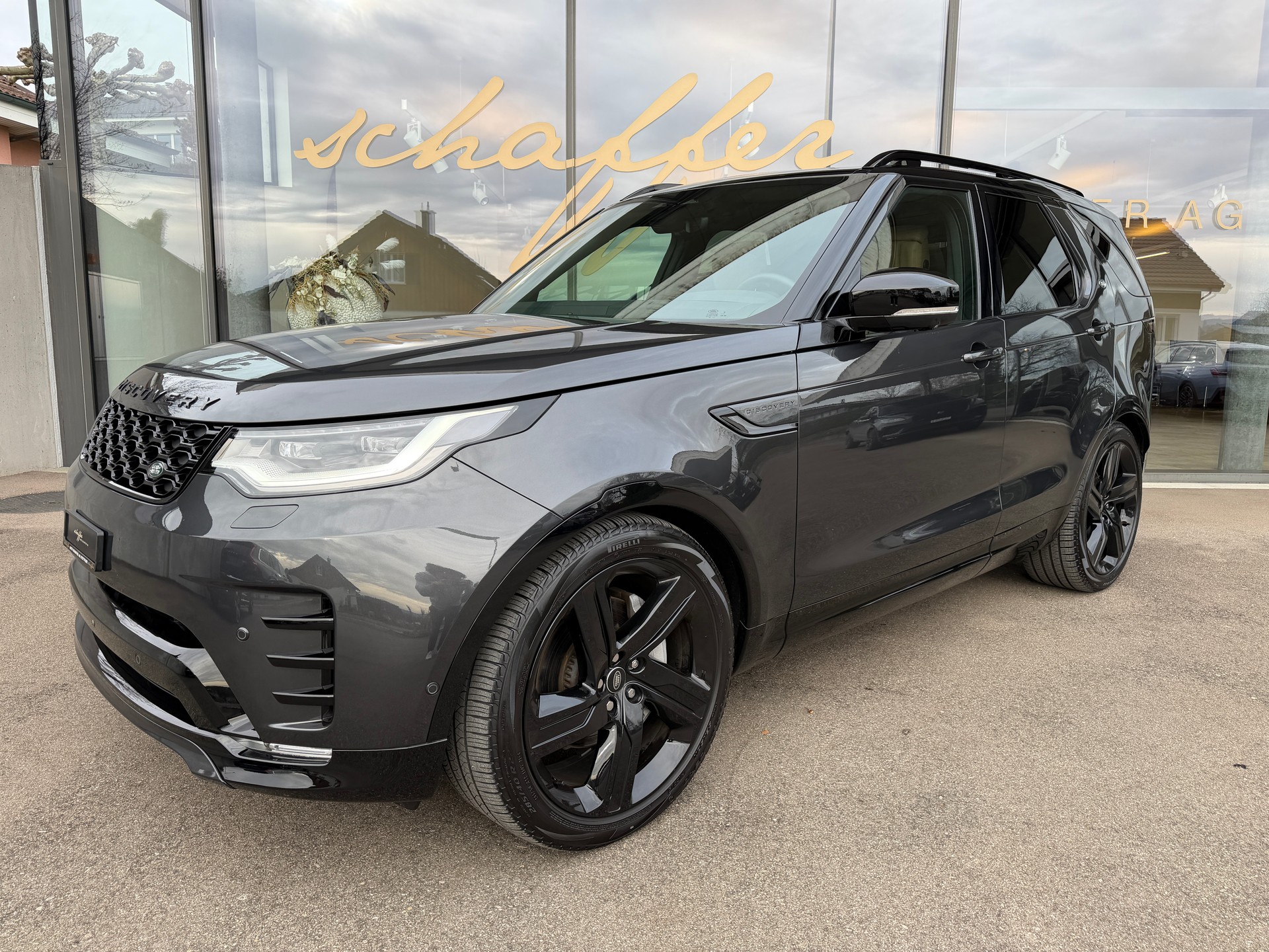 LAND ROVER Discovery 3.0D I6 300 R-Dynamic HSE AWD Automatic-showroom-element-1