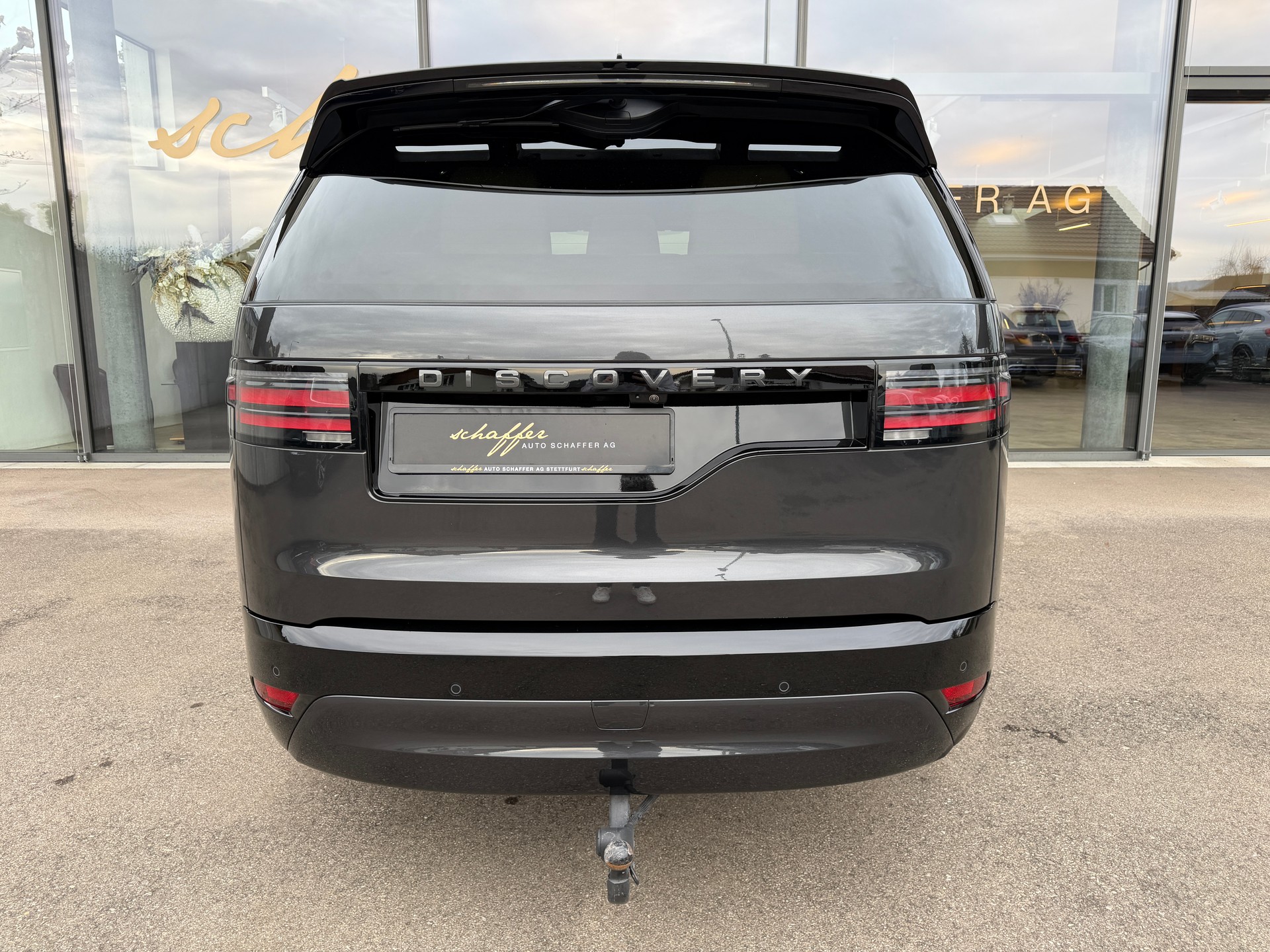 LAND ROVER Discovery 3.0D I6 300 R-Dynamic HSE AWD Automatic-image-7