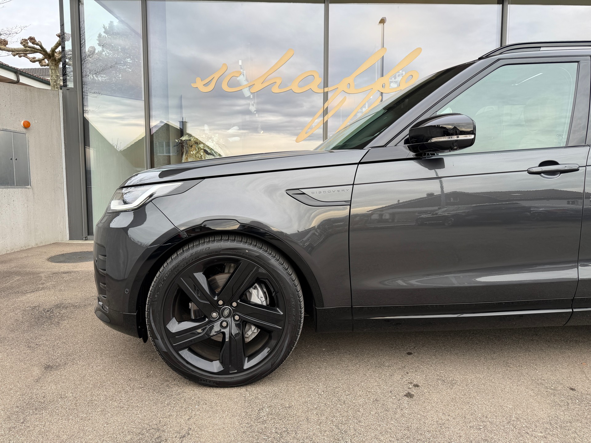 LAND ROVER Discovery 3.0D I6 300 R-Dynamic HSE AWD Automatic-image-5