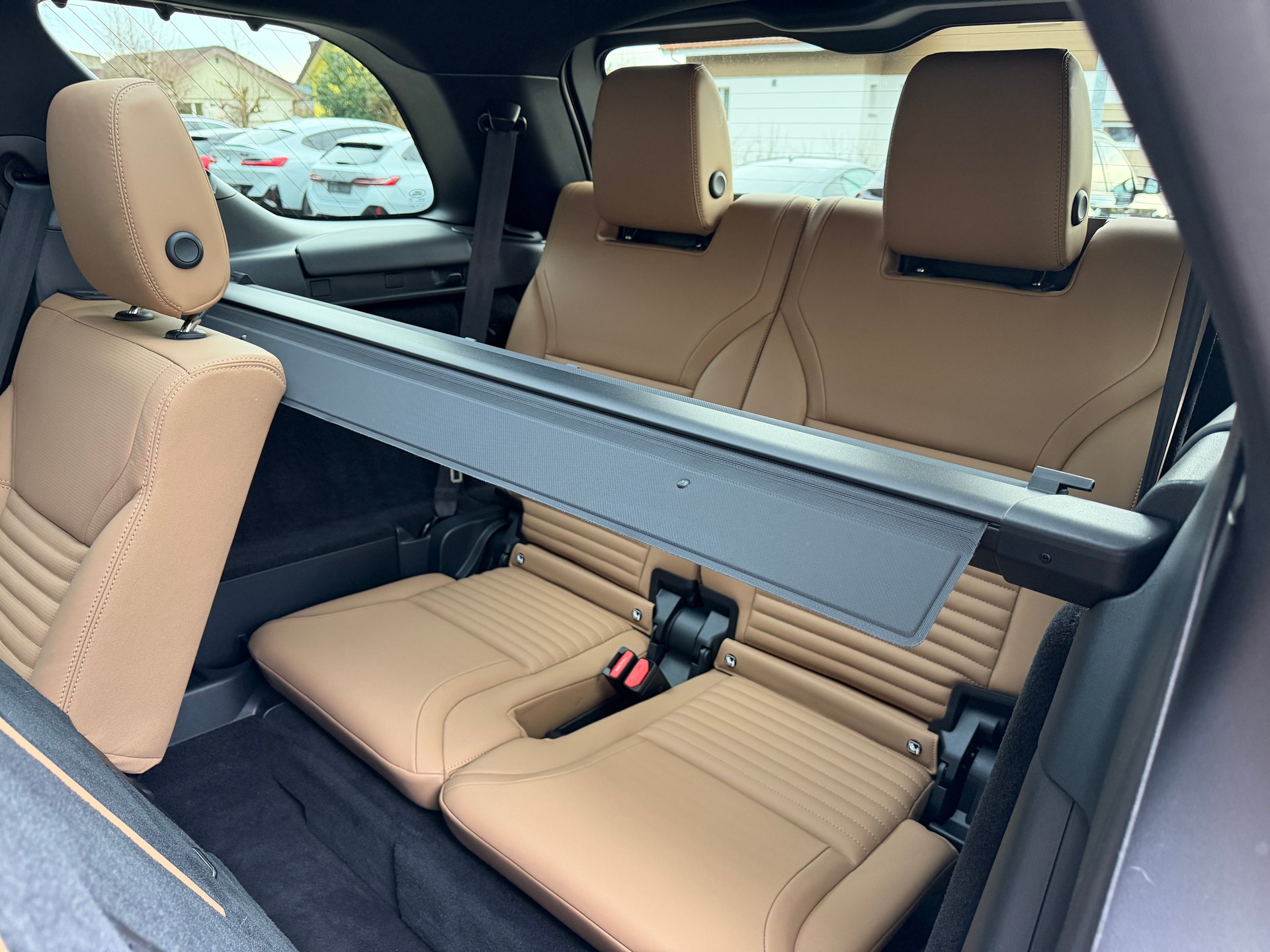 LAND ROVER Discovery 3.0D I6 300 R-Dynamic HSE AWD Automatic-image-25