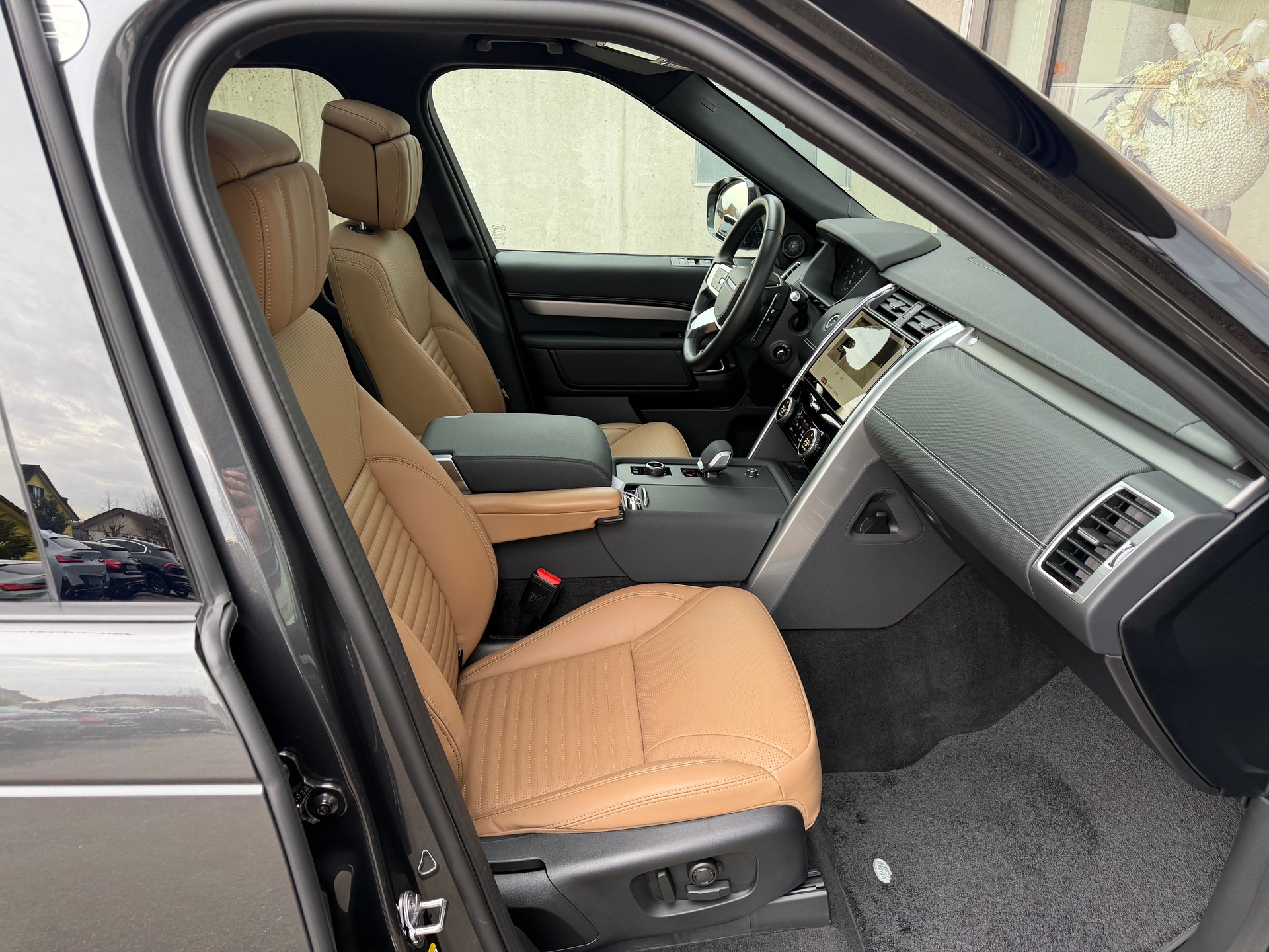 LAND ROVER Discovery 3.0D I6 300 R-Dynamic HSE AWD Automatic-image-12