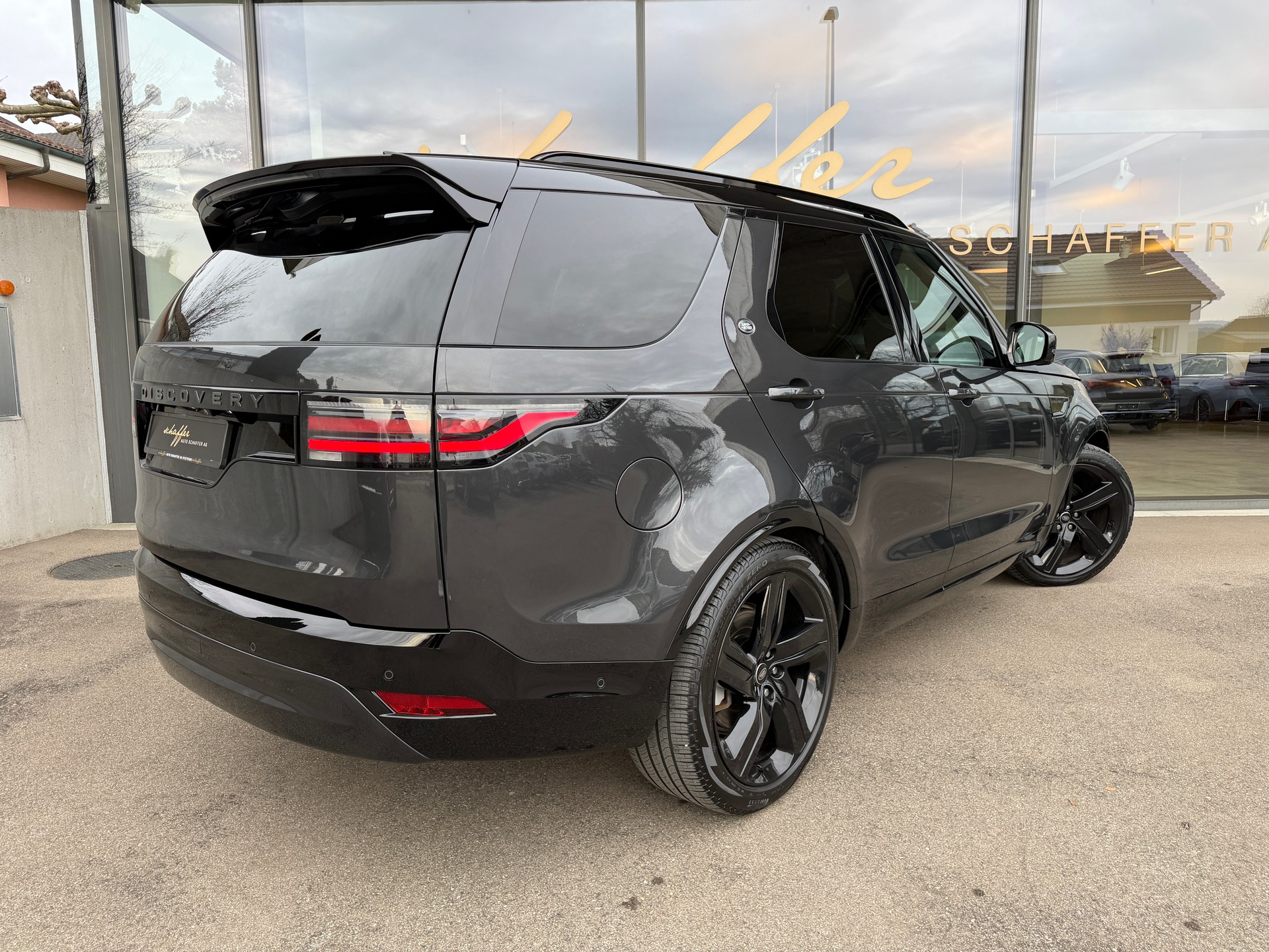 LAND ROVER Discovery 3.0D I6 300 R-Dynamic HSE AWD Automatic-image-8