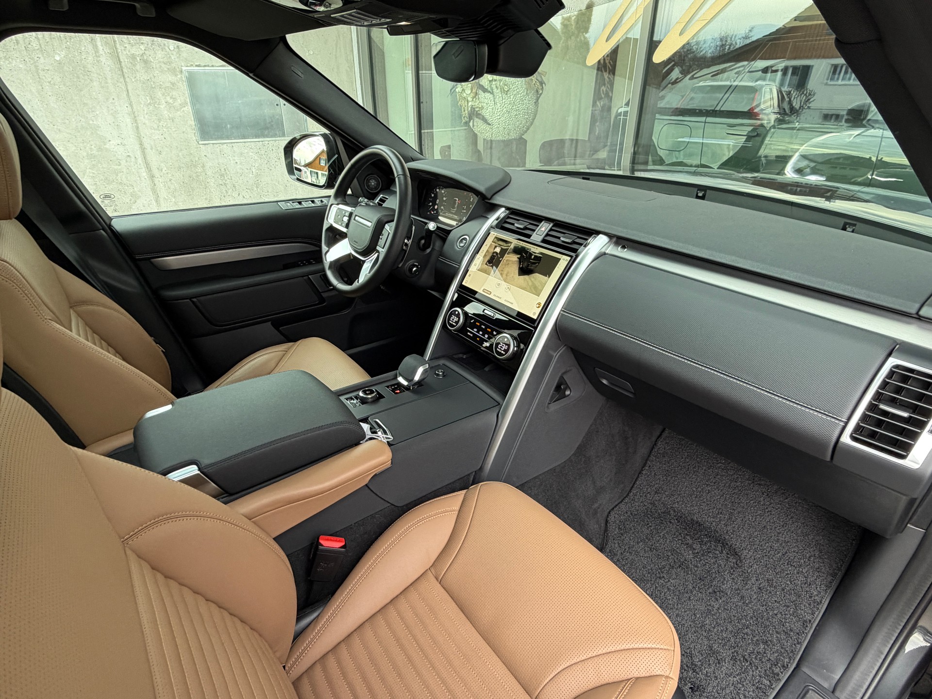 LAND ROVER Discovery 3.0D I6 300 R-Dynamic HSE AWD Automatic-image-13