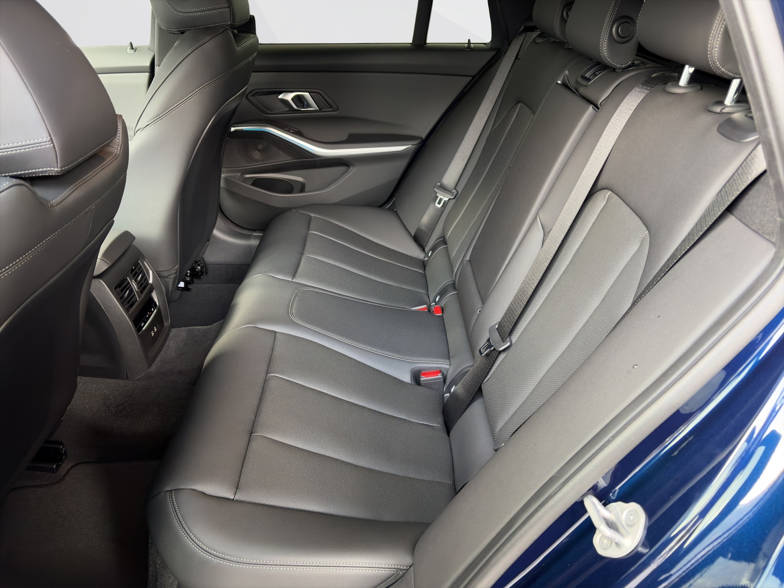 BMW 320d xDrive Touring-image-14