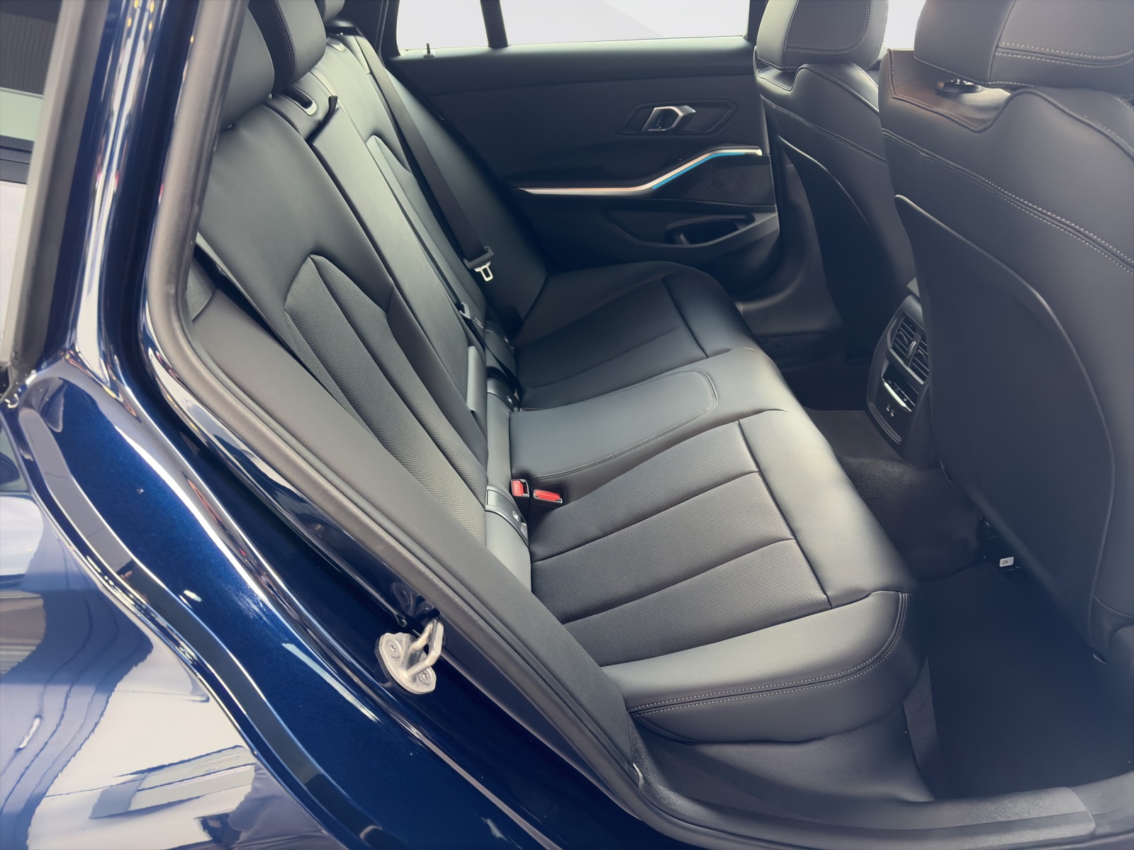 BMW 320d xDrive Touring-image-15