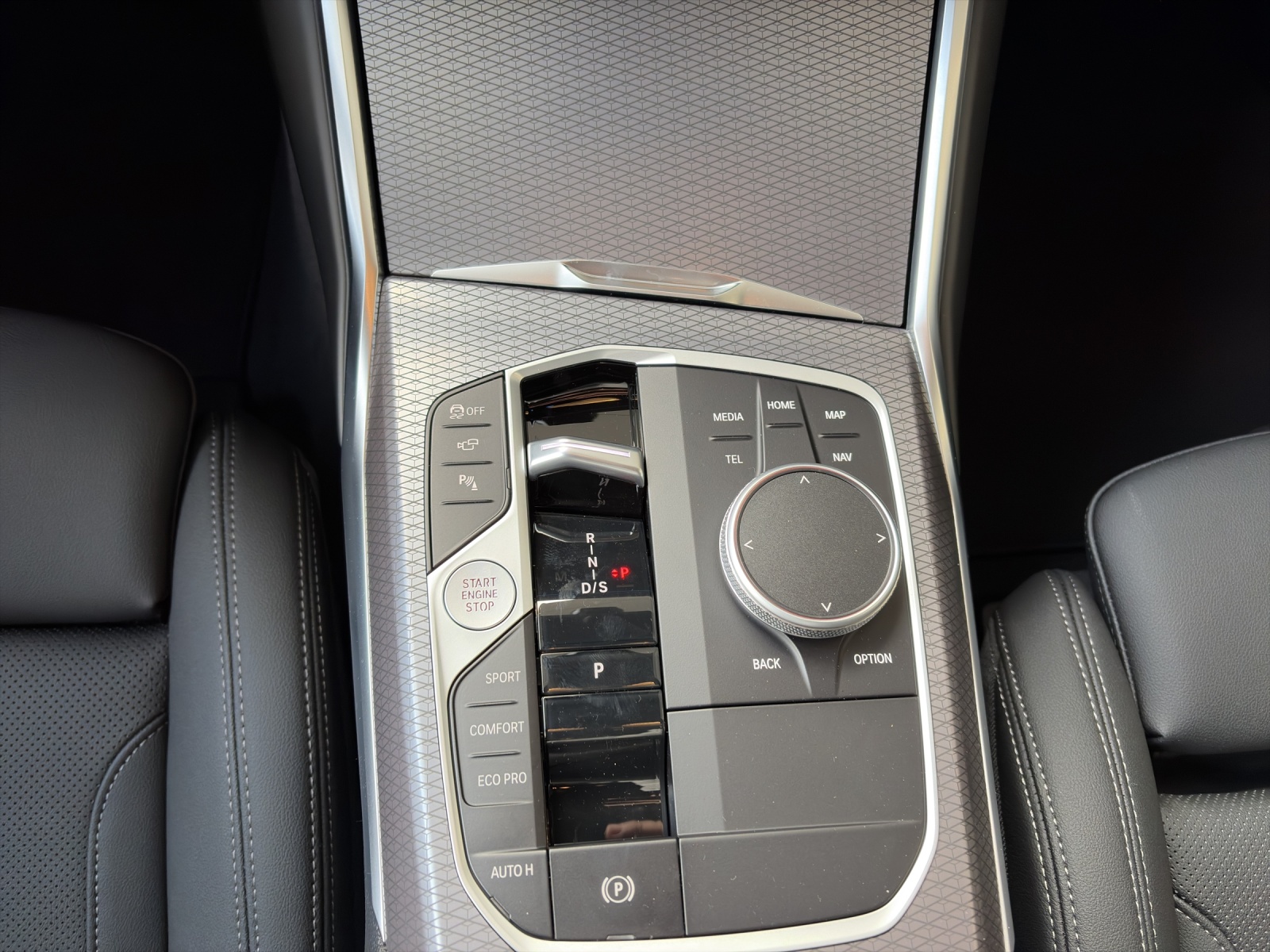 BMW 320d xDrive Touring-image-12