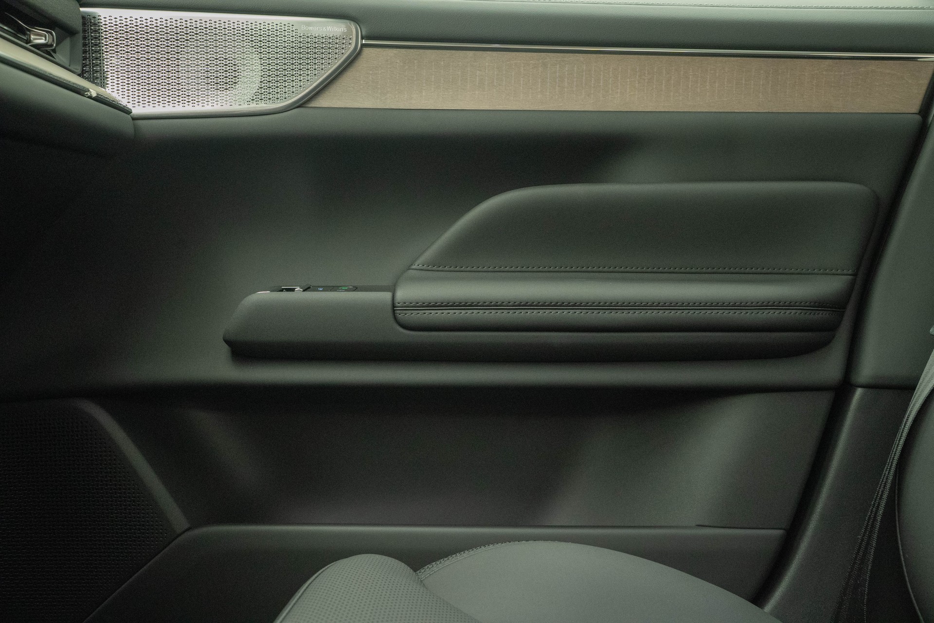 VOLVO ES90 Ultra-image-13