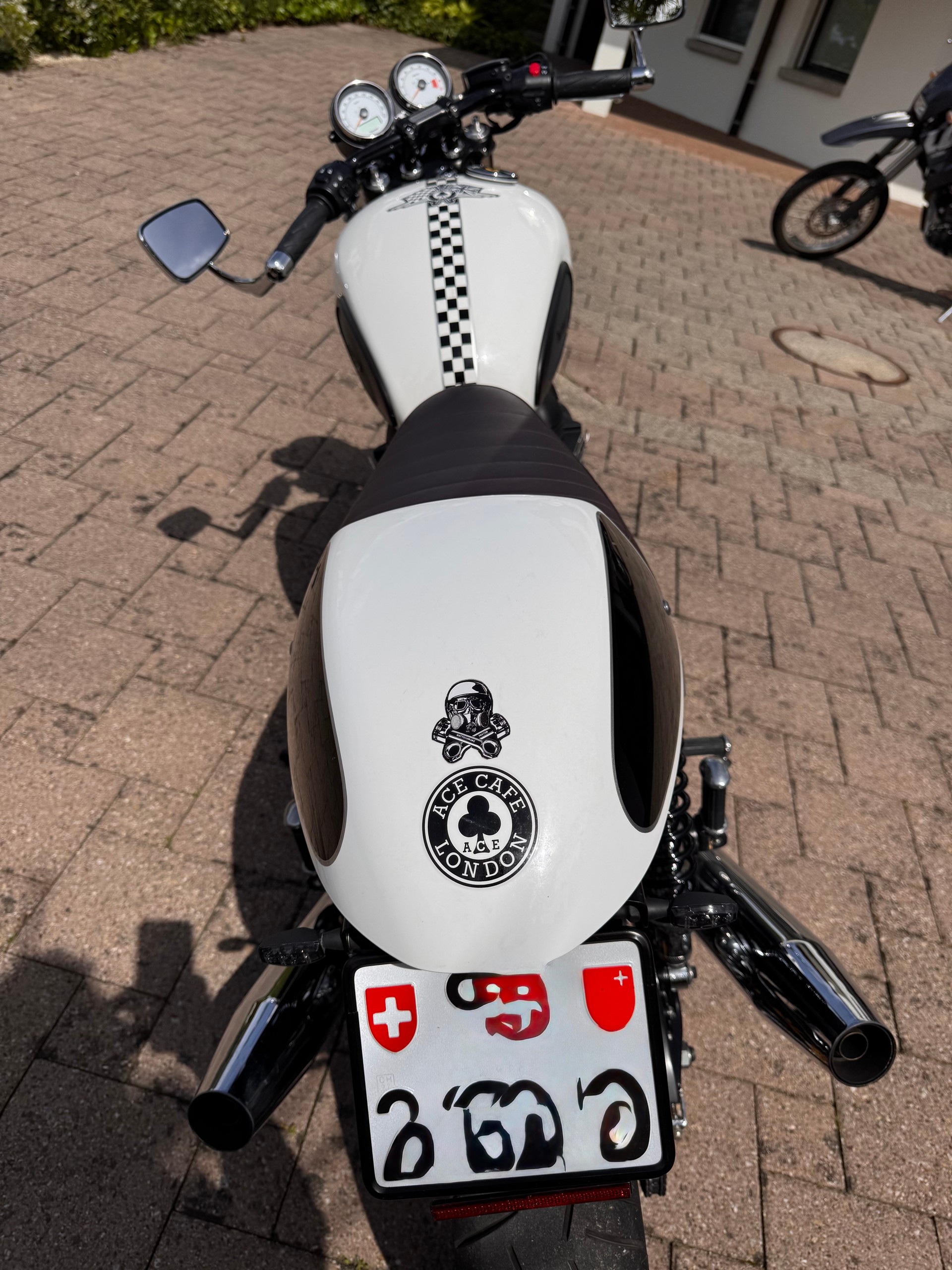 TRIUMPH Triumph Thruxton 900 Ace Special Edition | 7’000 km | REMUS | Top Zustand-image-4
