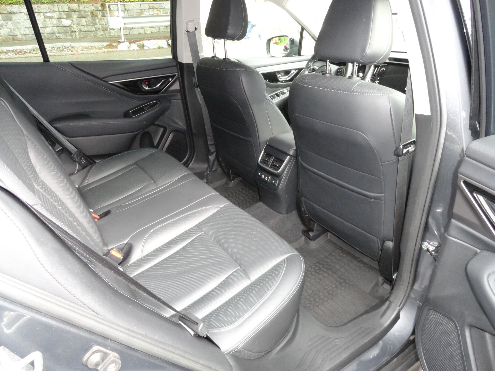 SUBARU Outback 2.5i Luxury AWD Lineartronic-image-4