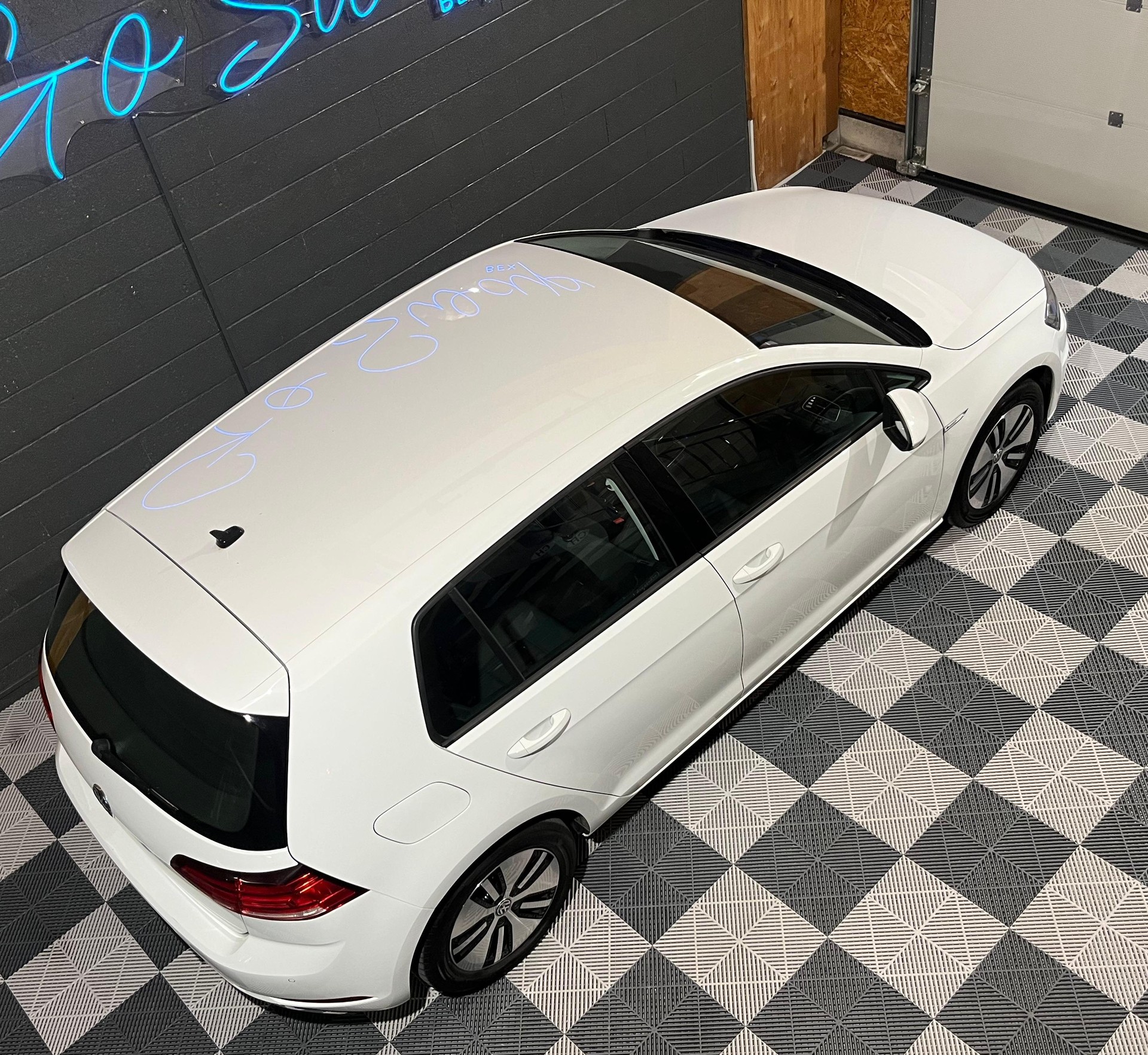 VW e-Golf phase 2-showroom-element-2