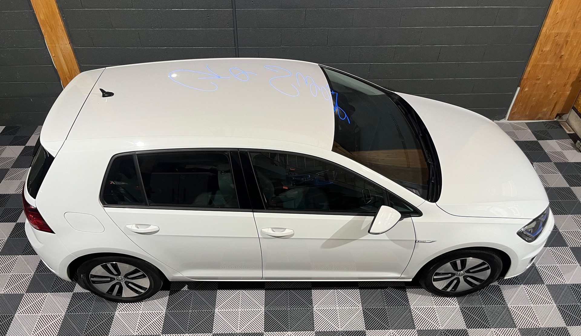 VW e-Golf phase 2-showroom-element-1