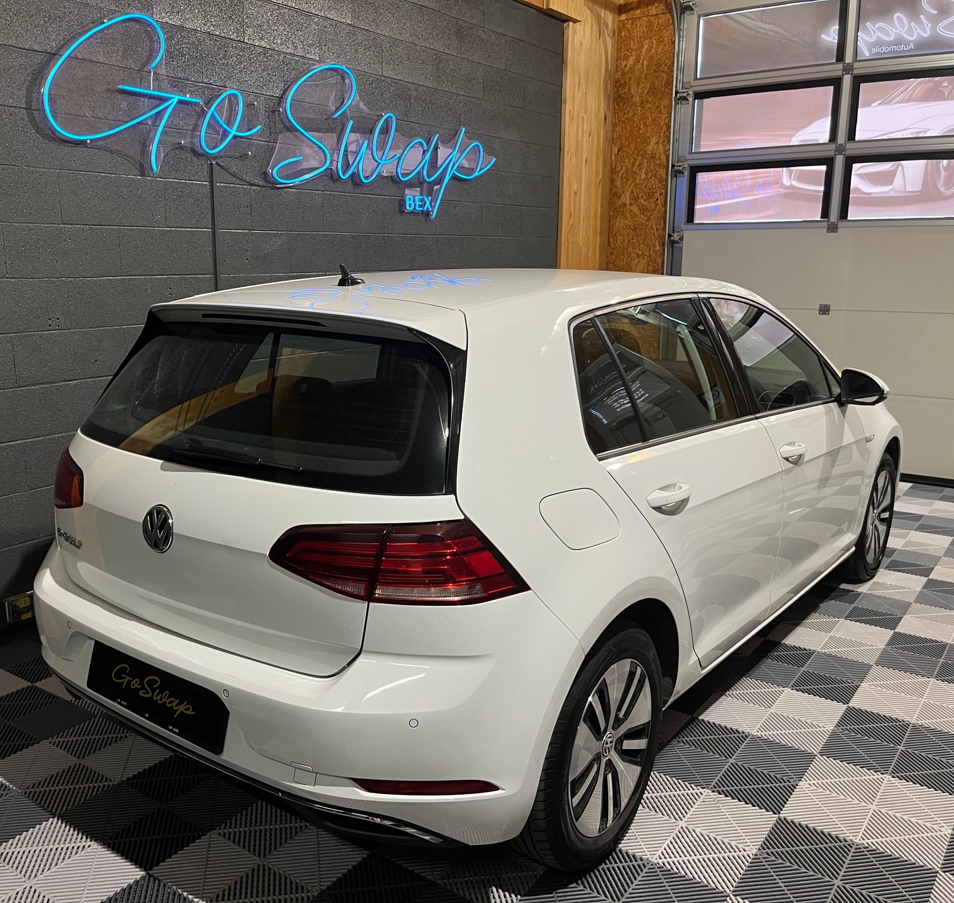 VW e-Golf phase 2-showroom-element-3