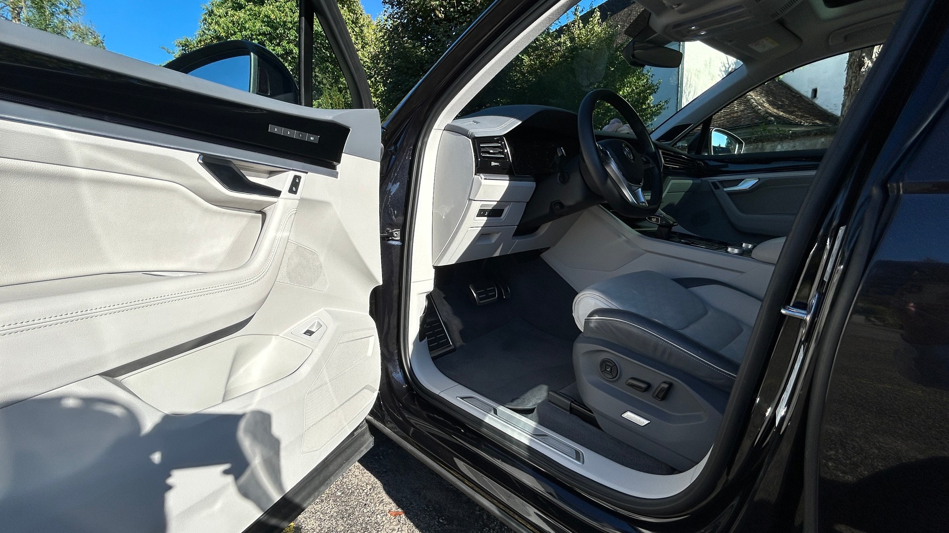 VW 4.0 V8 TDI Elegance - Vollausstattung, IQ Light, Head-up, Night Vision, Softclose, 6.7L/100km, 12M Garantie-image-4