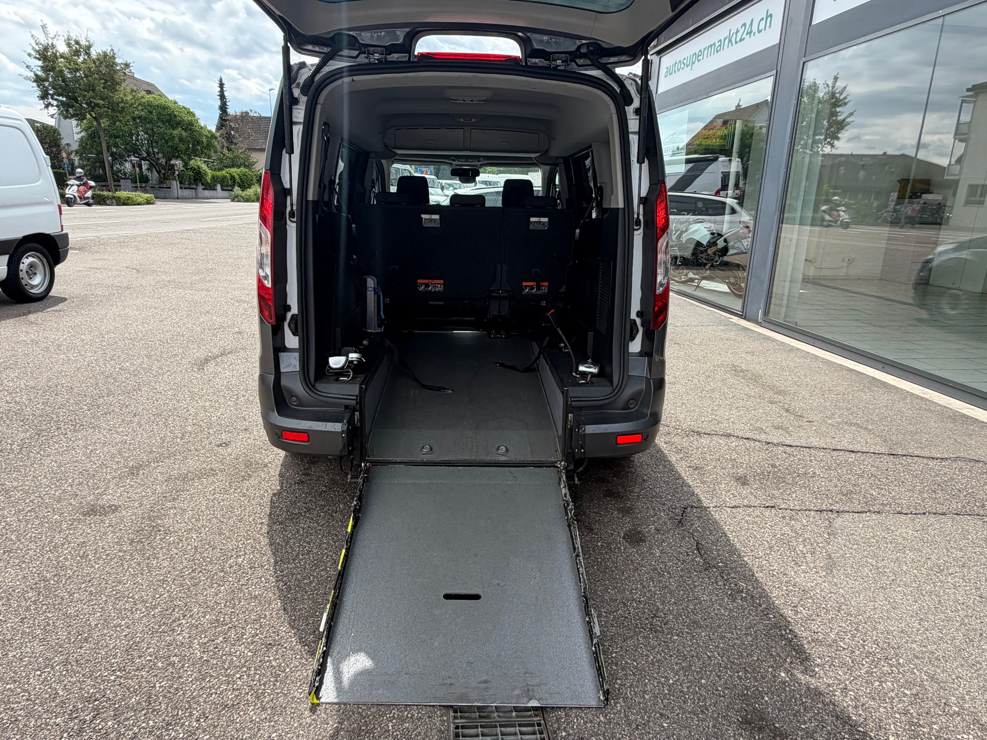 FORD Grand Tourneo Connect 1.6 TDCi Trend Rollstuhl-Rampe-image-10