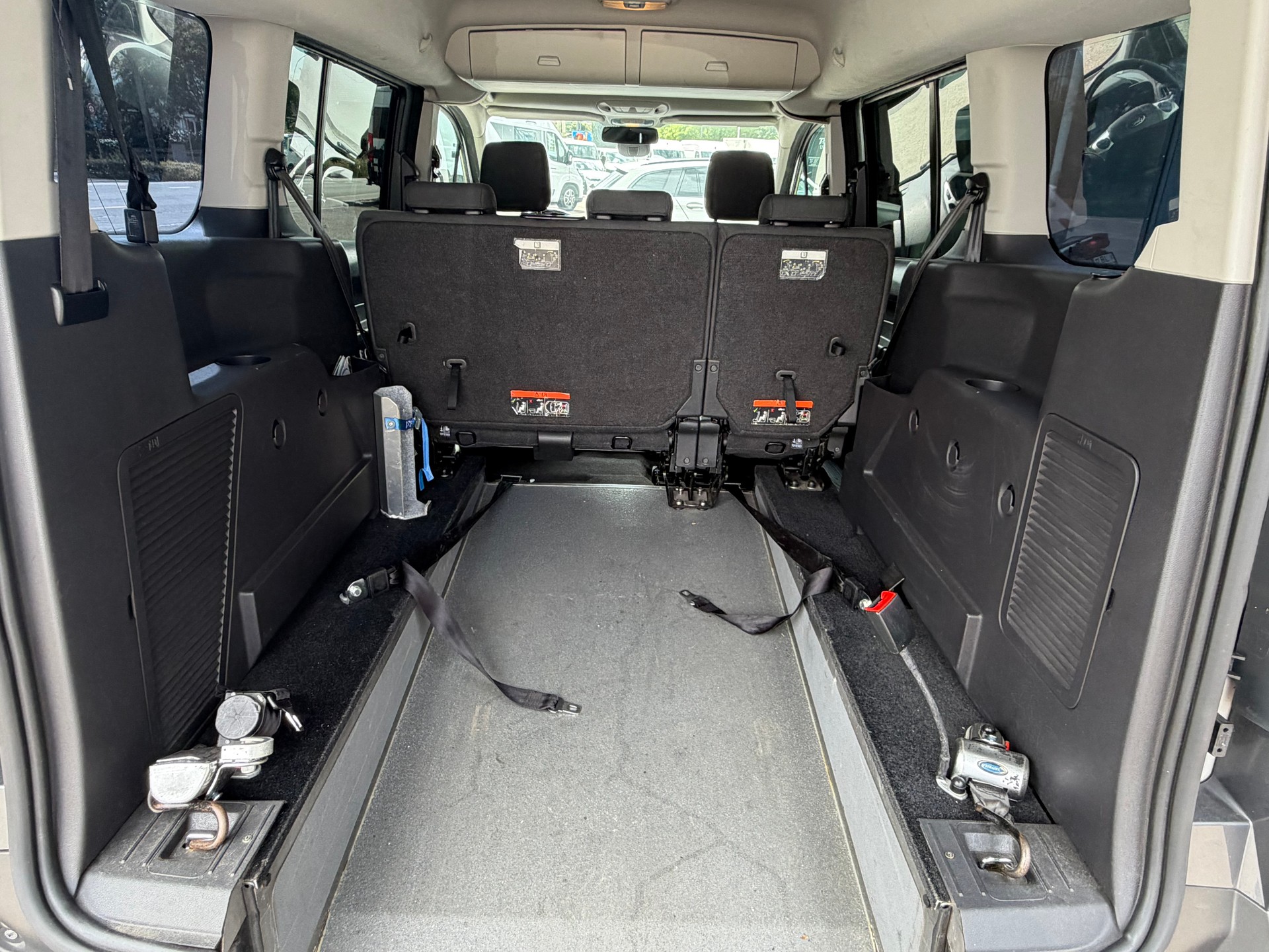 FORD Grand Tourneo Connect 1.6 TDCi Trend Rollstuhl-Rampe-image-12
