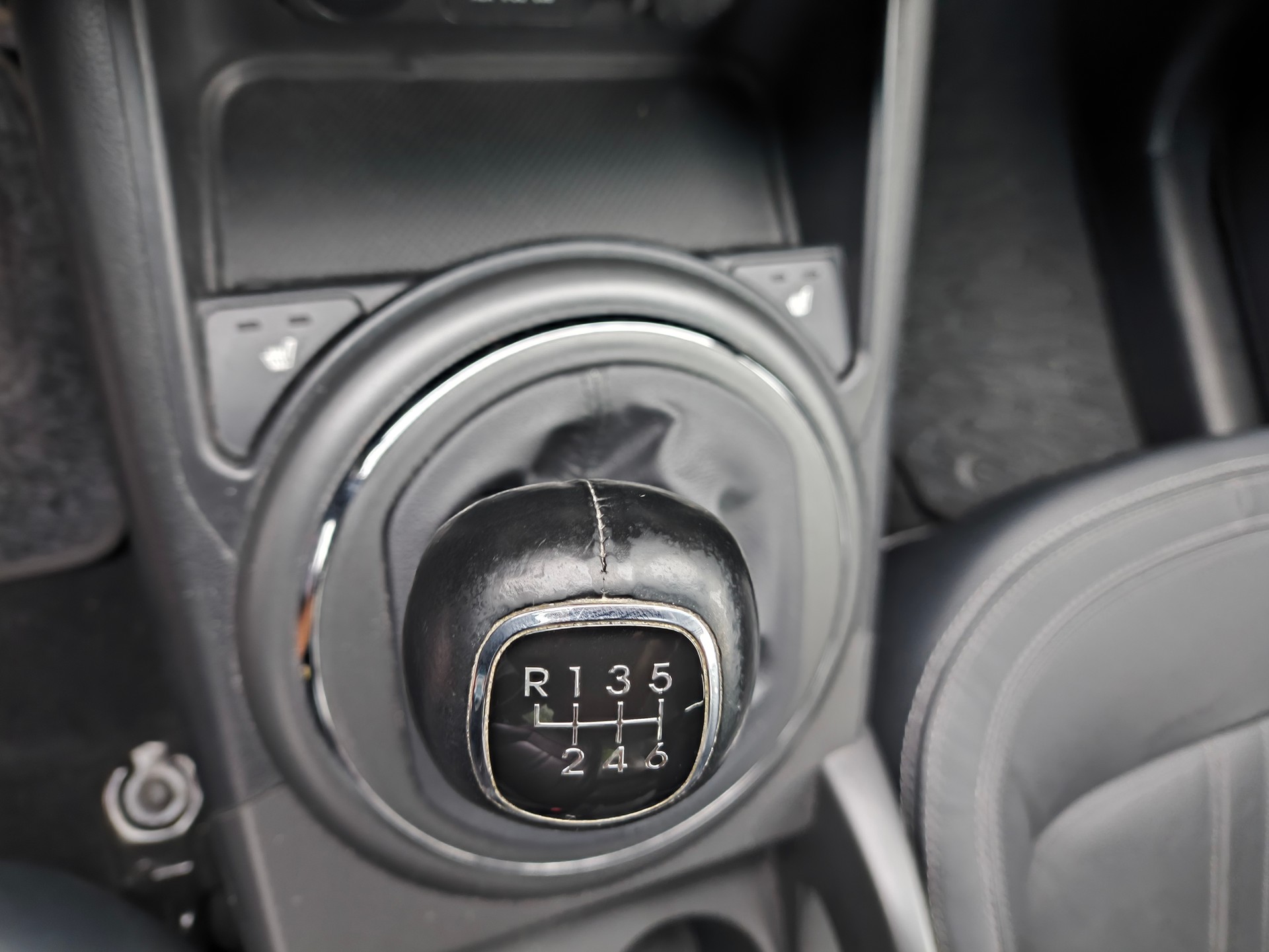 KIA Sportage 2.0 CRDi Style 4WD-image-13
