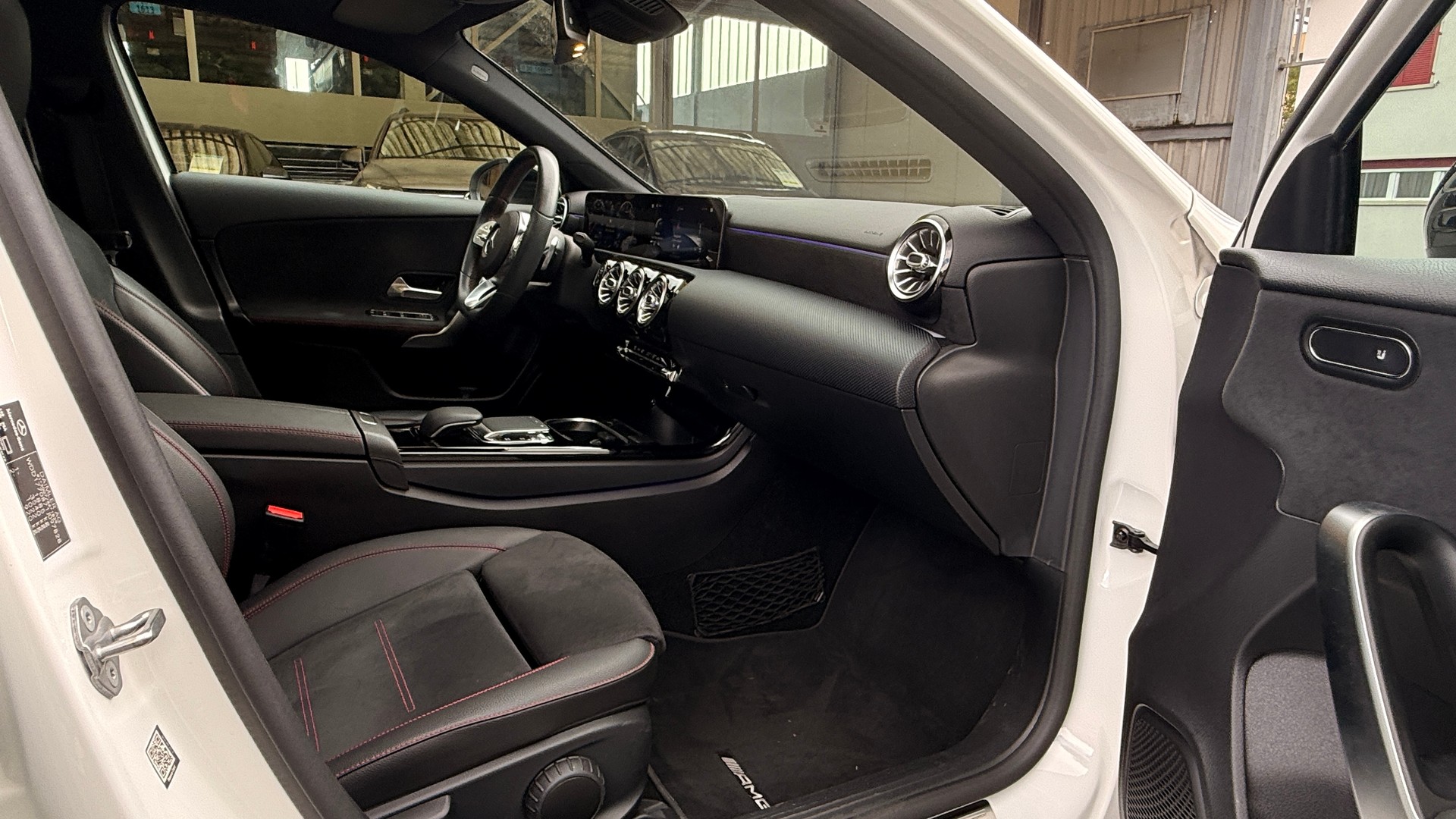 MERCEDES-BENZ A 200 AMG Line 7G-DCT-image-10