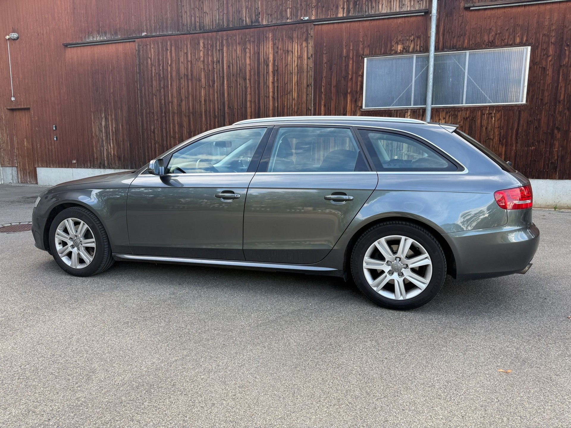 AUDI A4 Avant 2.0 TFSI quattro-image-9