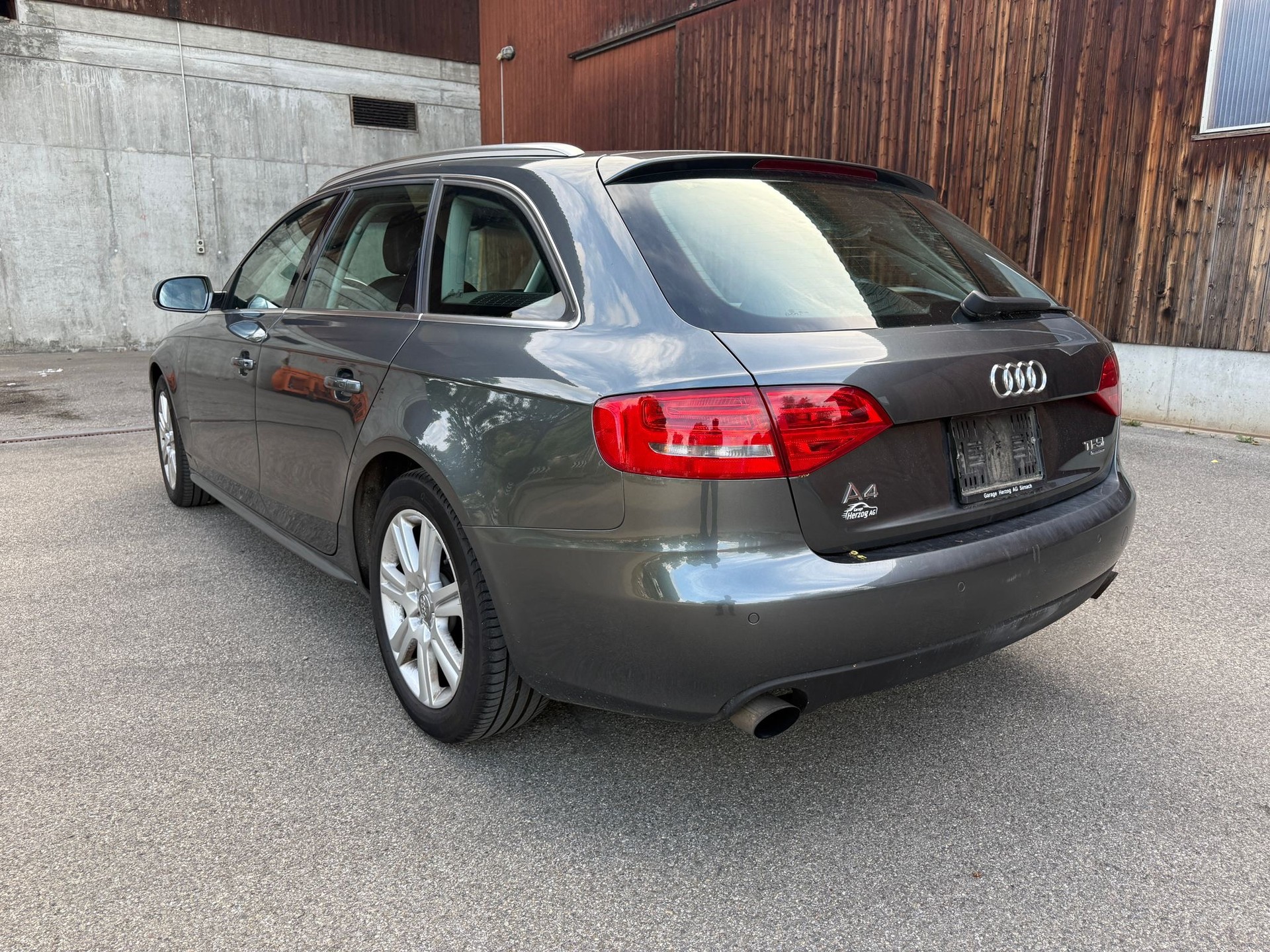 AUDI A4 Avant 2.0 TFSI quattro-image-8