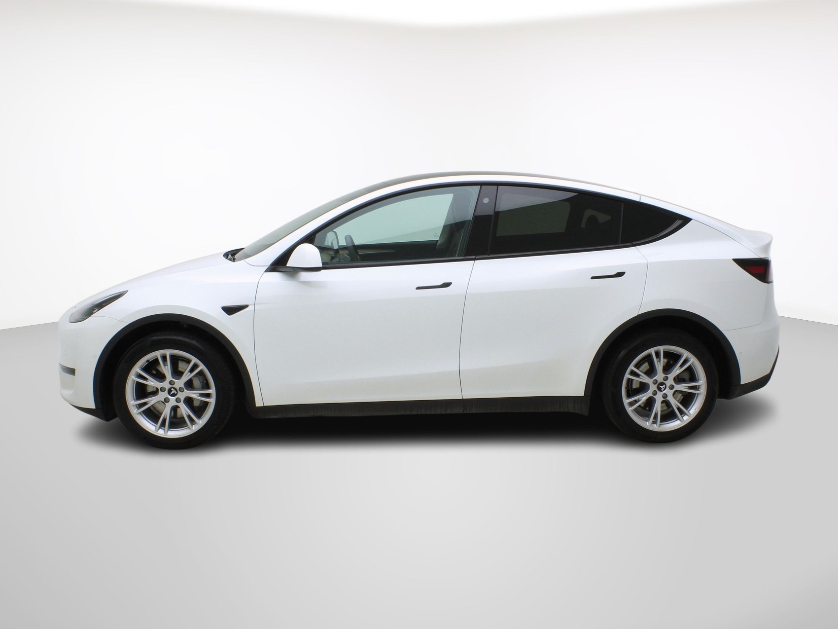 TESLA Model Y Long Range Dual AWD-showroom-element-2