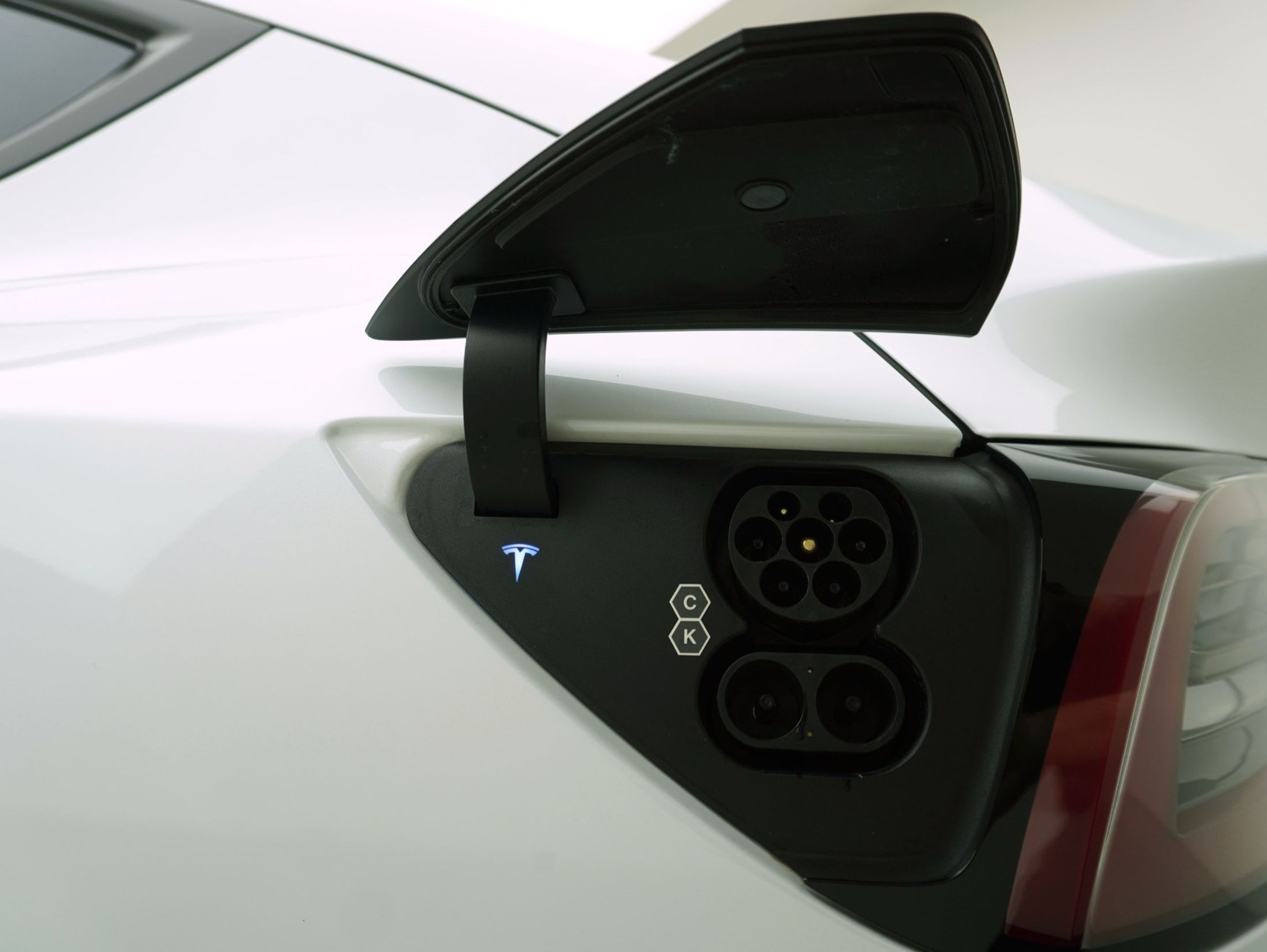 TESLA Model Y Long Range Dual AWD-showroom-element-3