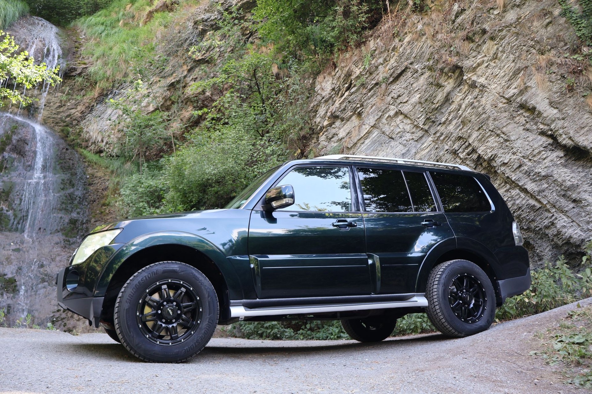 MITSUBISHI PAJERO-showroom-element-2