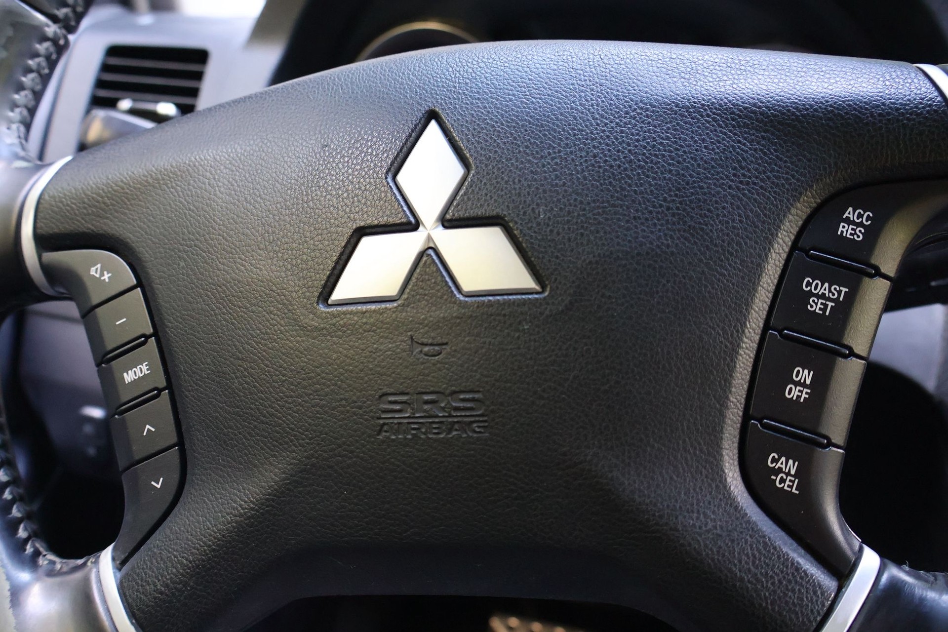 MITSUBISHI PAJERO-image-6