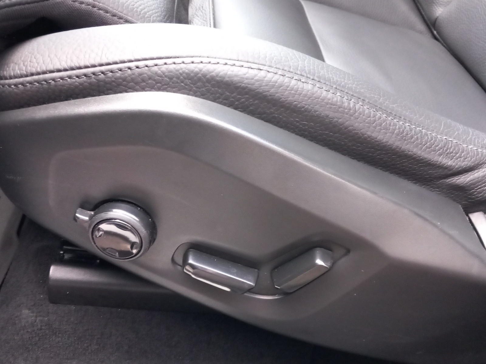VOLVO XC60 2.0 B4 MH Plus Dark AWD-image-19