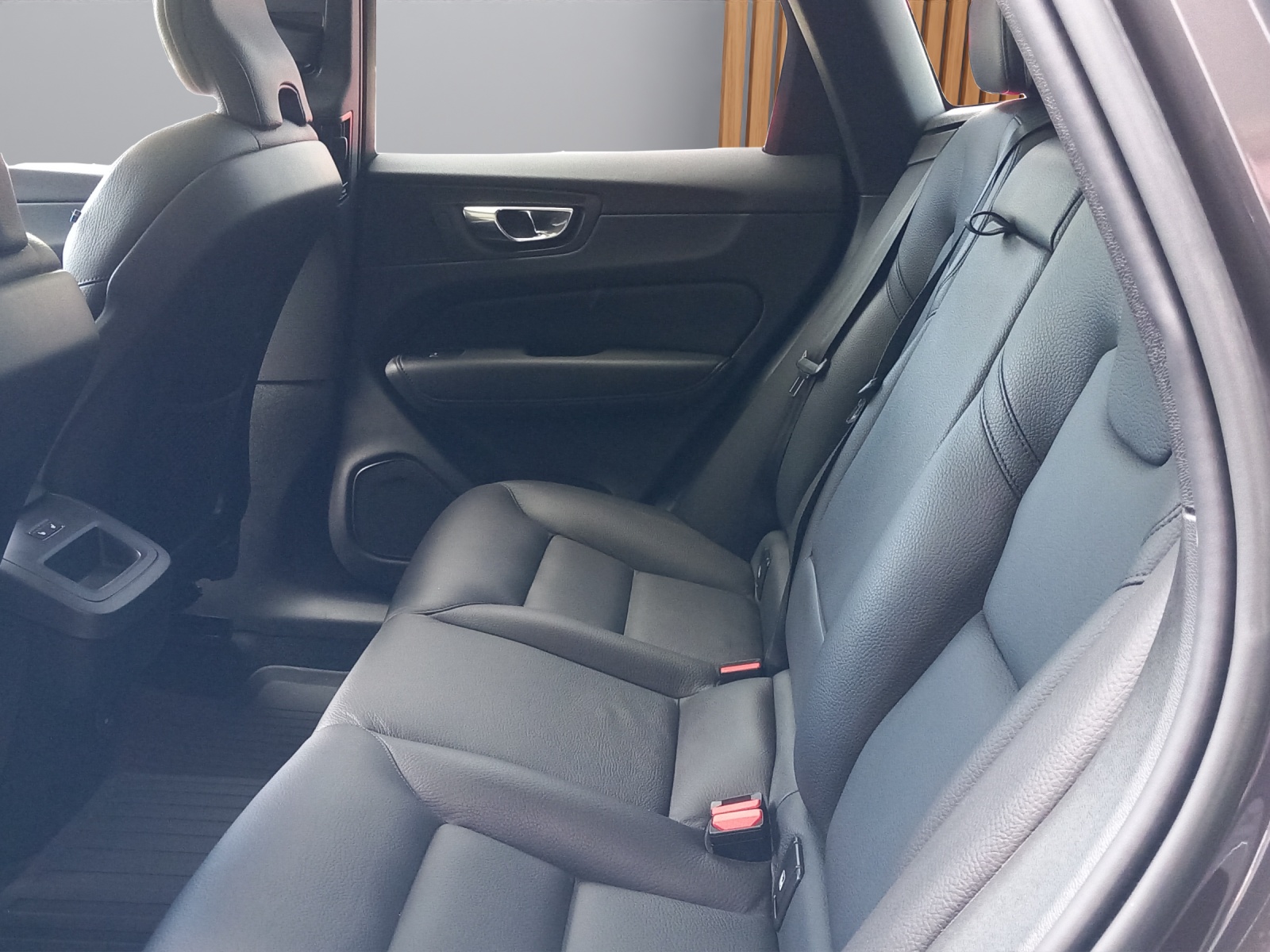 VOLVO XC60 2.0 B4 MH Plus Dark AWD-image-9