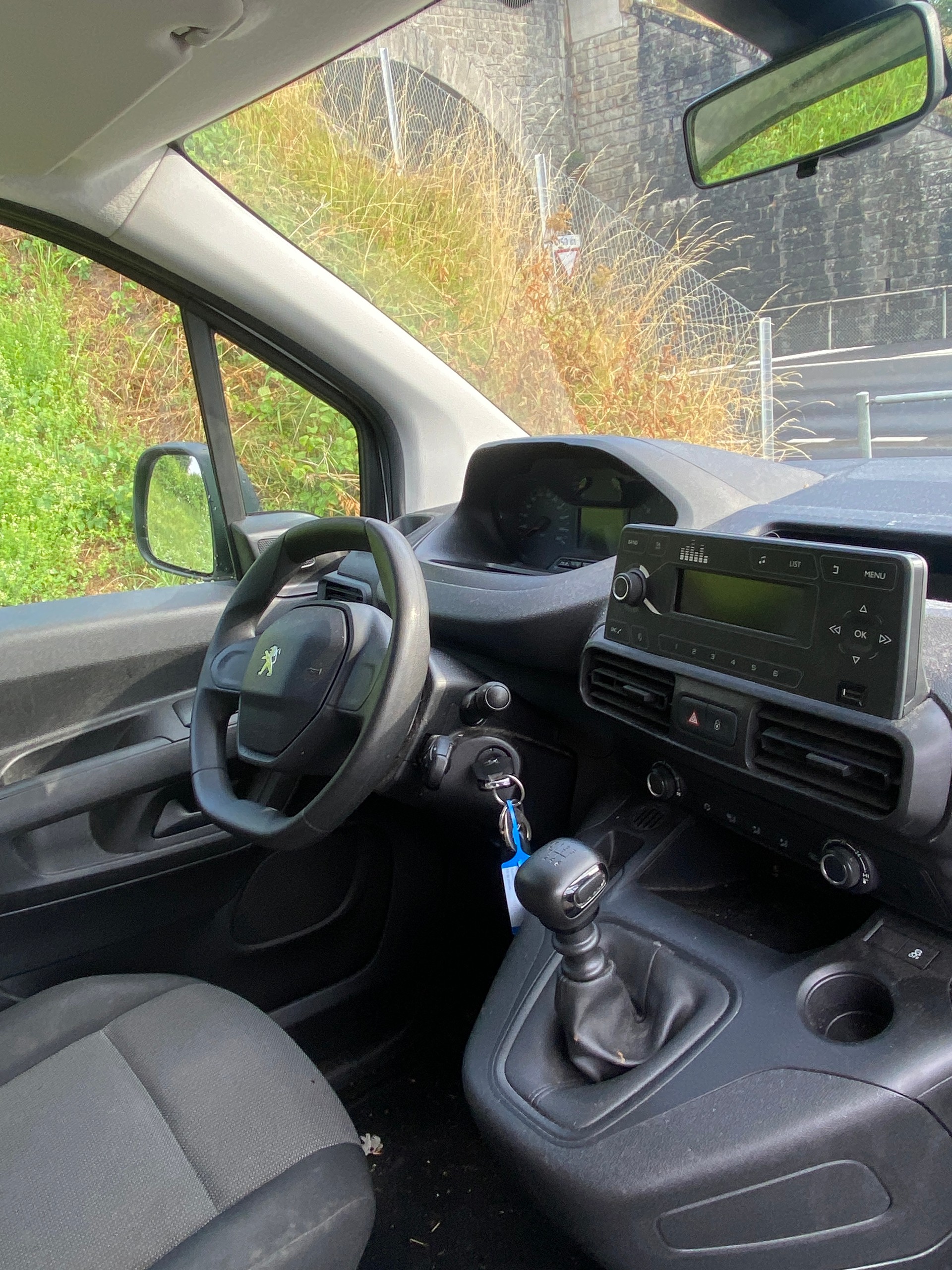 PEUGEOT Partner 1.2 Pure Tech s/s Pro Vertiefte Kabine 3 Places-image-4