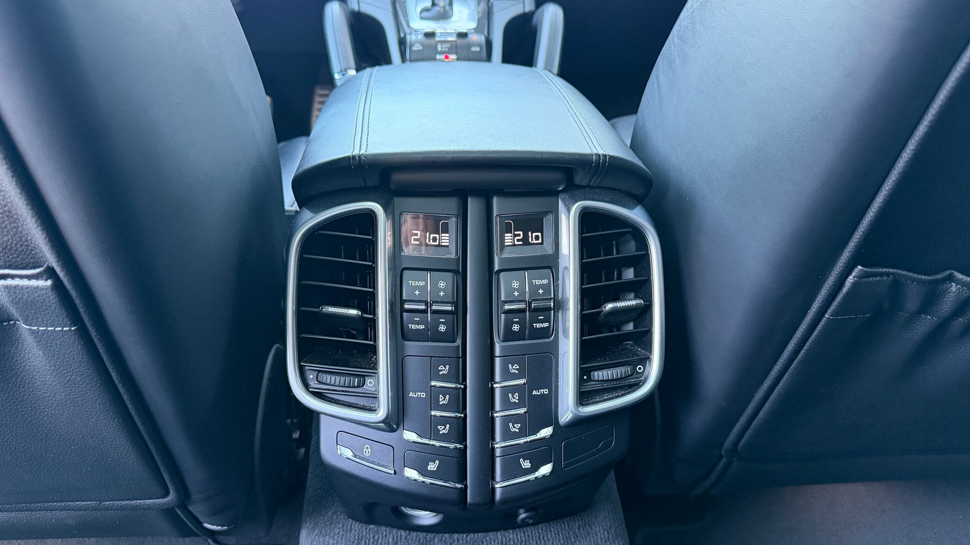 PORSCHE Cayenne Turbo S-image-14