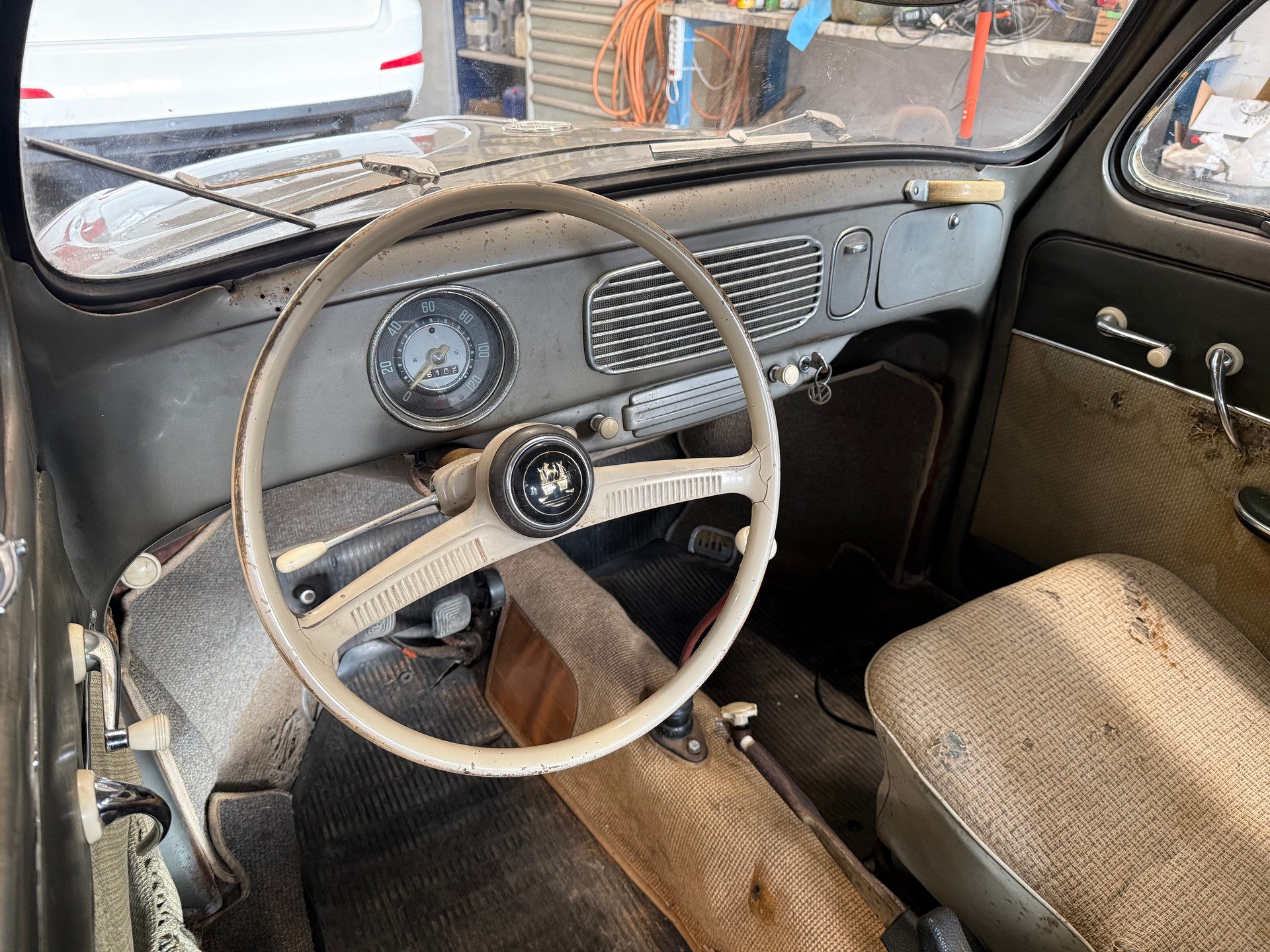 VW Ovali De Luxe-showroom-element-2