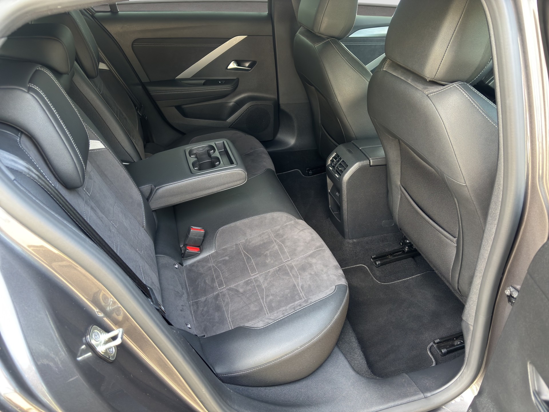 OPEL Astra 1.6 PHEV Turbo Swiss Plus A-image-13
