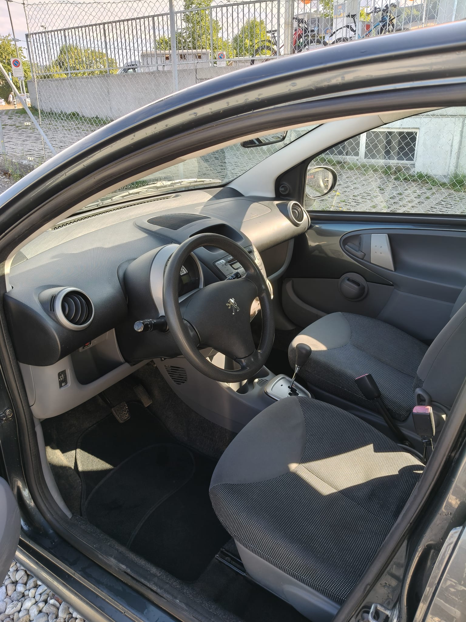 PEUGEOT 107 1.0 Trendy Automatic-image-7