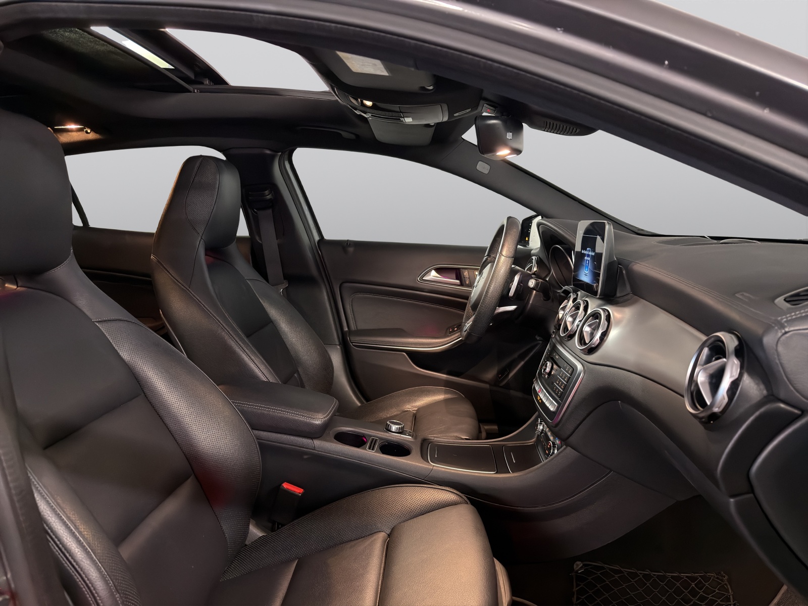 MERCEDES-BENZ GLA 250 AMG Line Swiss Star 4Matic 7G-DCT-showroom-element-1