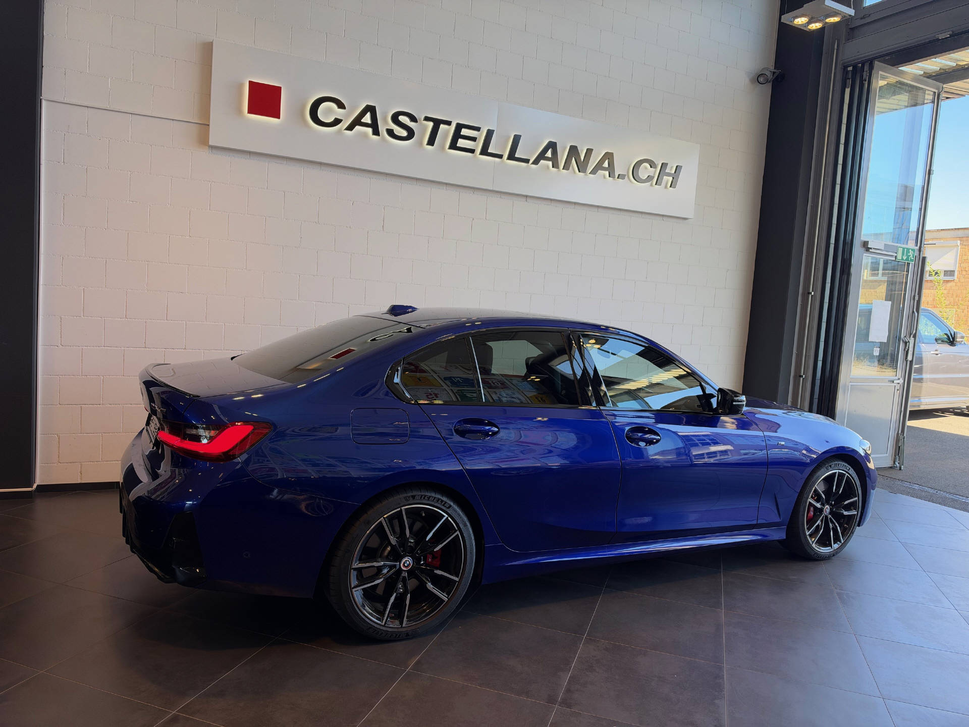 BMW M340i xDrive-showroom-element-2