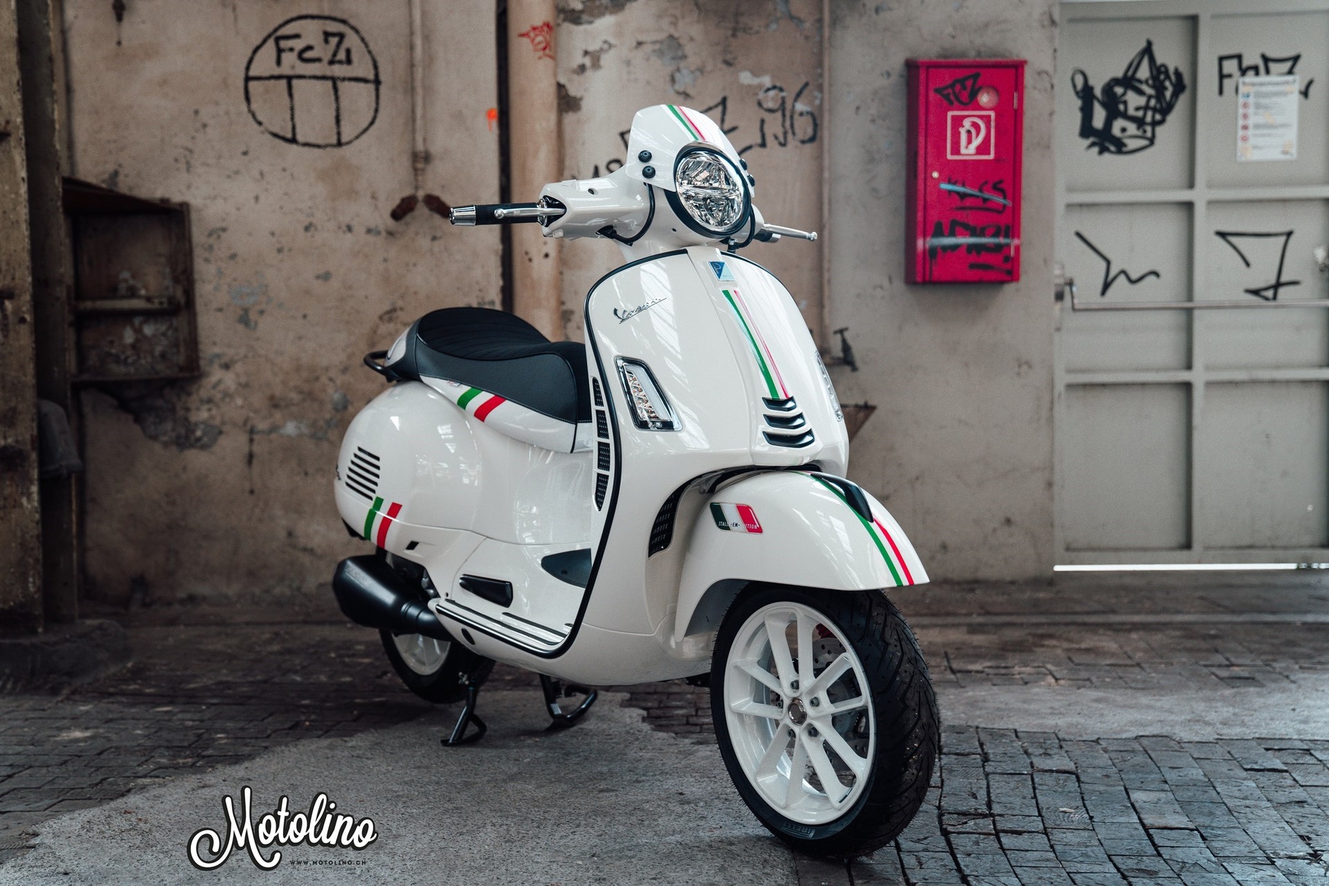 PIAGGIO Vespa GTS 300 Super ABS-image-1
