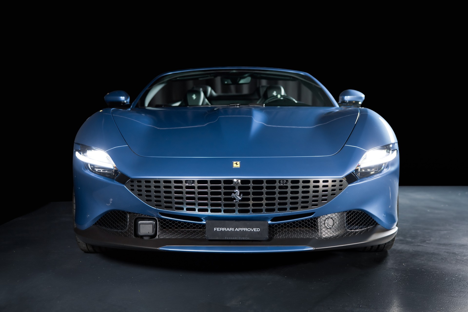 FERRARI Roma Spider 3.9 V8 T in AZZURRO CALIFORNIA-showroom-element-2