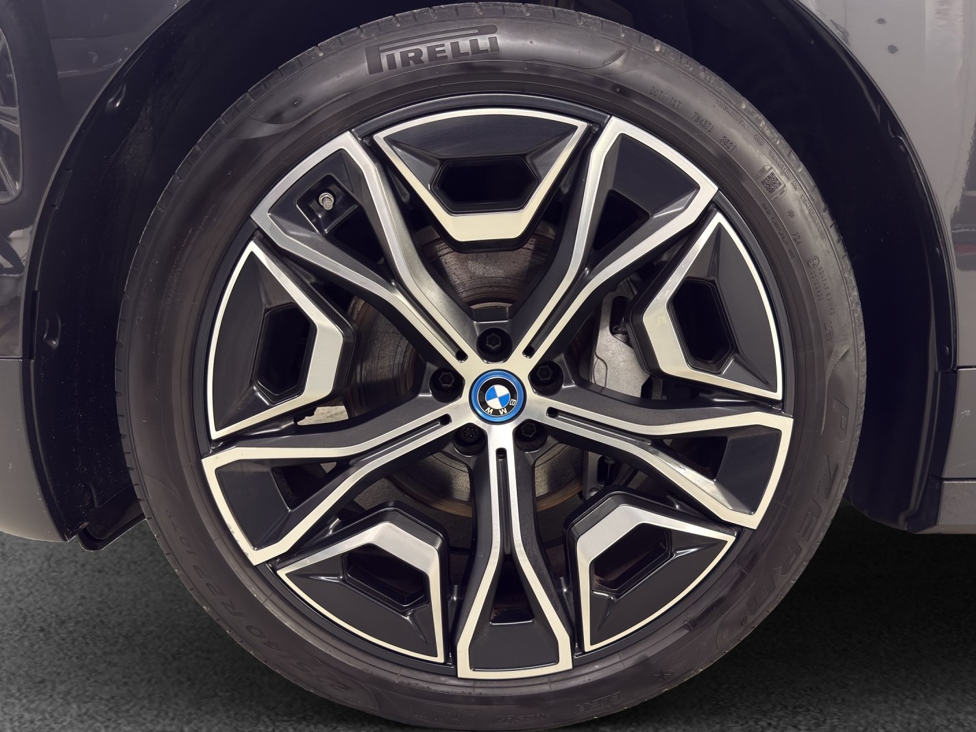 BMW iX xDrive40 Launch Ed.-image-8