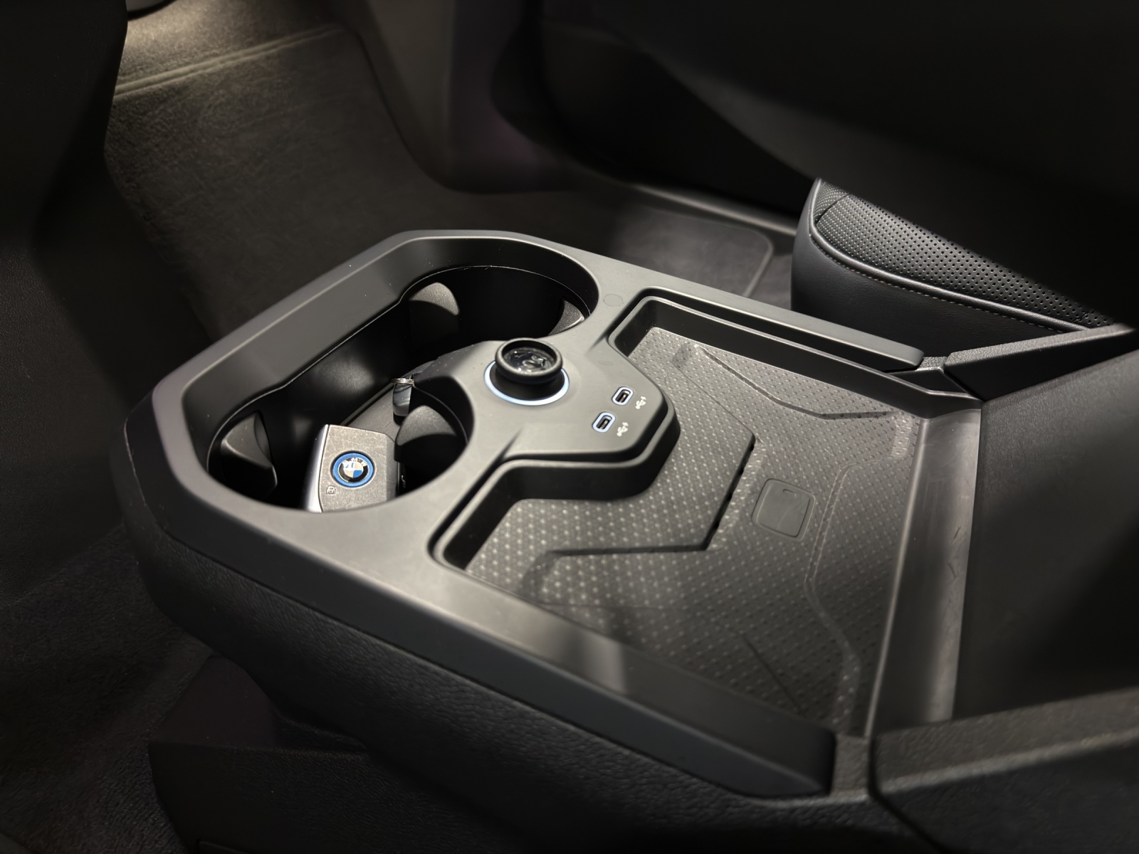BMW iX xDrive40 Launch Ed.-image-19