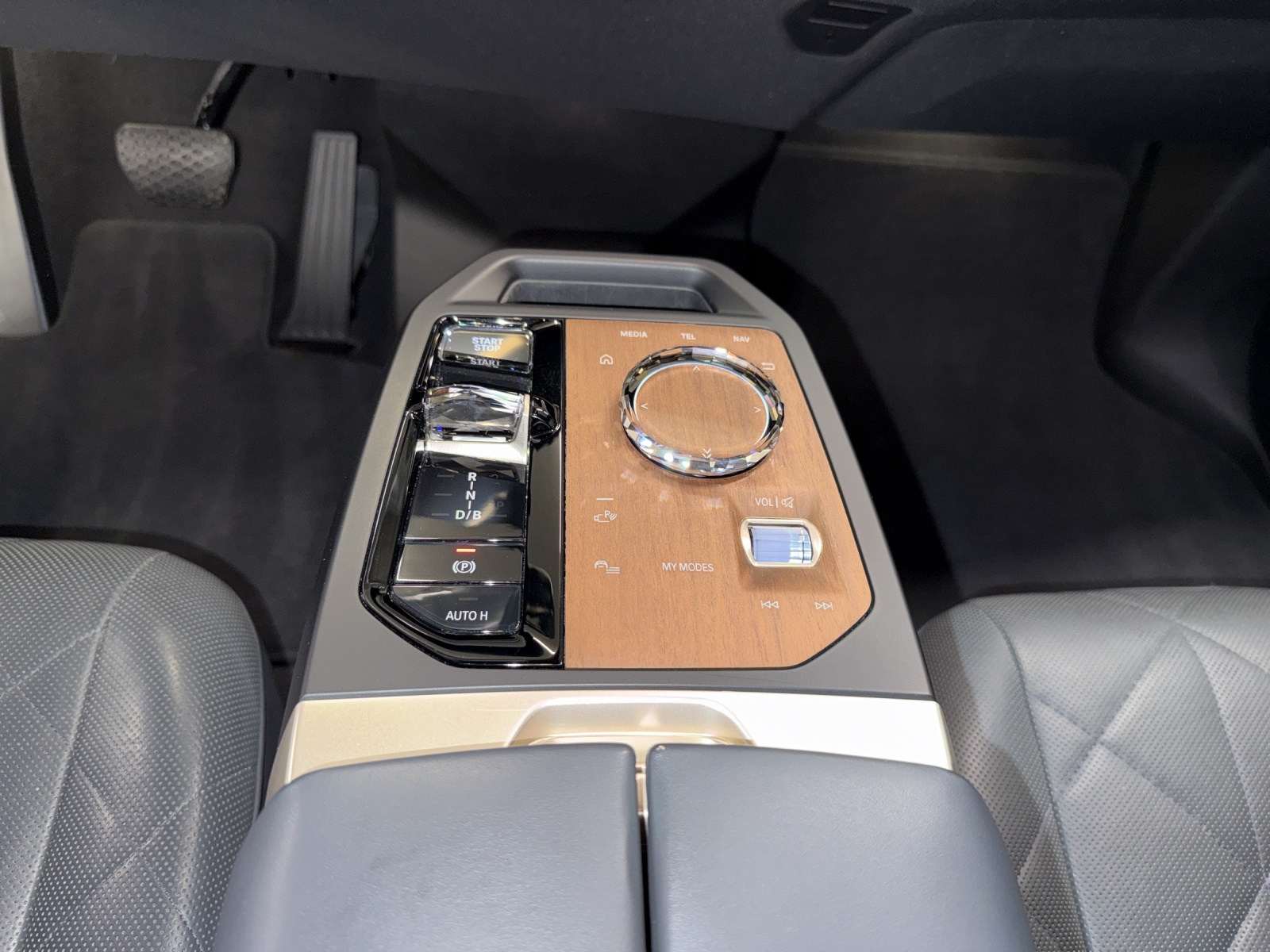 BMW iX xDrive40 Launch Ed.-image-16