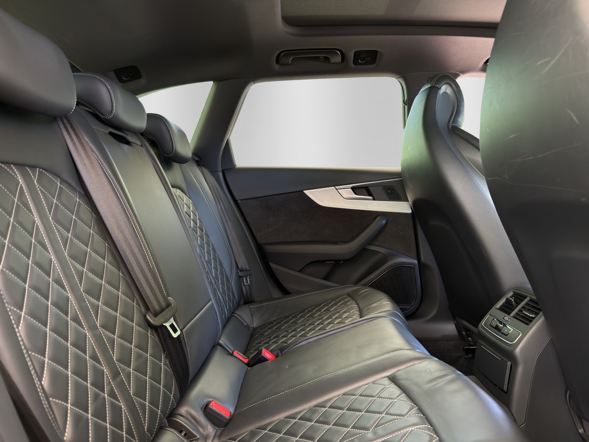 AUDI S4 Avant 3.0 TFSI quattro tiptronic-image-18