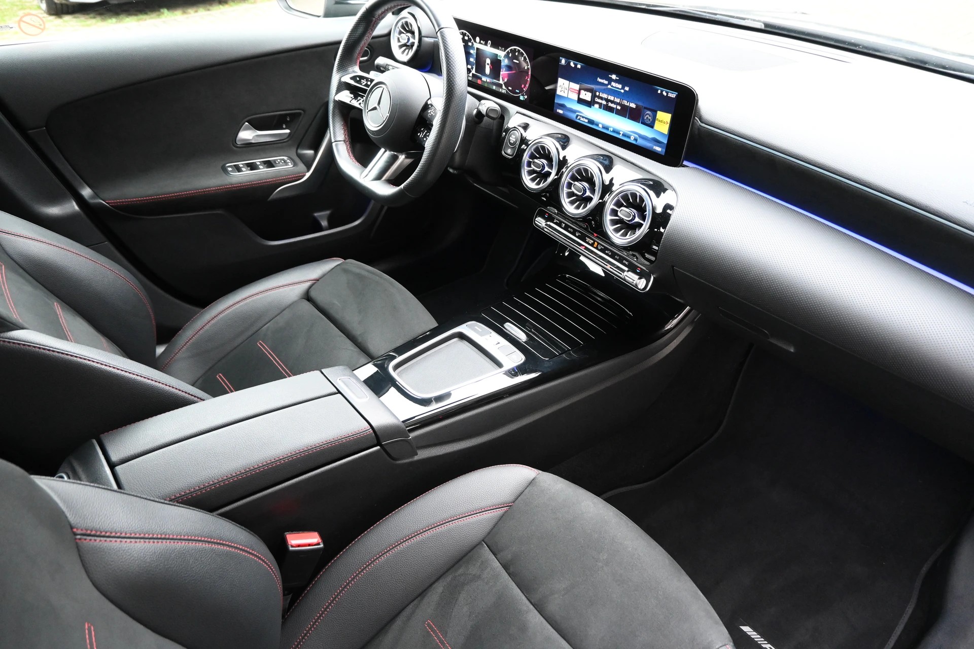 MERCEDES-BENZ A 200 AMG Line 7G-DCT-image-12