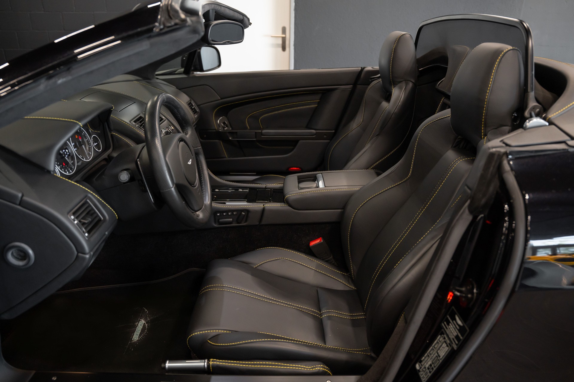ASTON MARTIN V12 Vantage 5.9 S Roadster / Carbon Paket / 1. Hand / Stiching / Full Black / Sammlerzustand-image-11