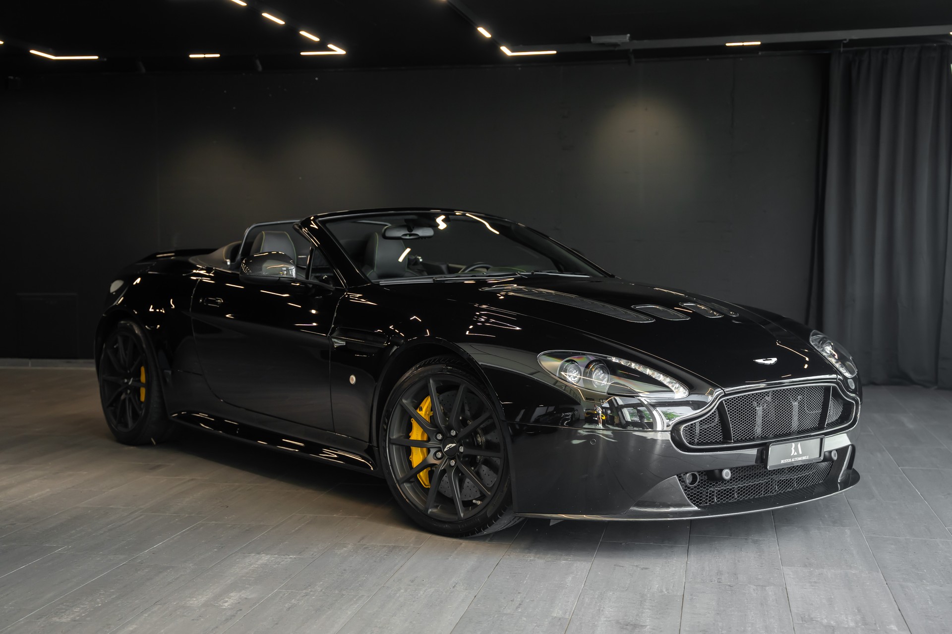 ASTON MARTIN V12 Vantage 5.9 S Roadster / Carbon Paket / 1. Hand / Stiching / Full Black / Sammlerzustand