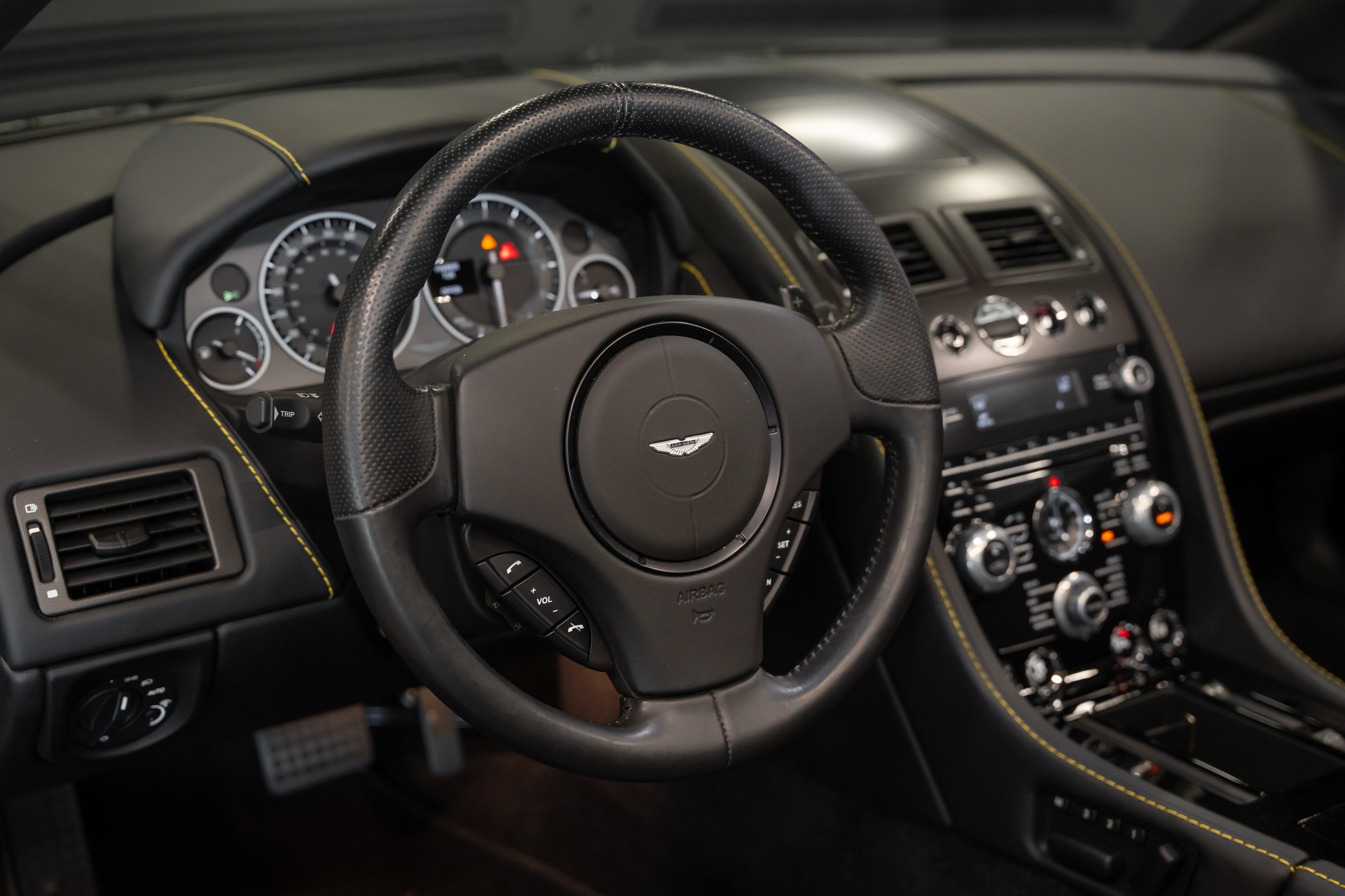 ASTON MARTIN V12 Vantage 5.9 S Roadster / Carbon Paket / 1. Hand / Stiching / Full Black / Sammlerzustand-image-10